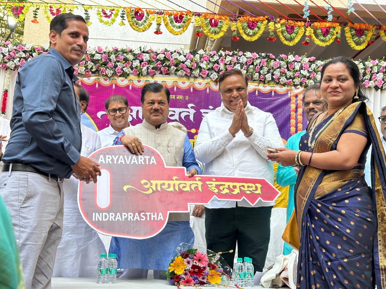 तंटामुक्त सस्नेही सोसायटी म्हणून एक लाखाचा अवॉर्ड देणार.  *सांस्कृतिक कार्यमंत्री आशिष शेलार यांची घोषणा*  *मुंबईकरांसाठी स्वयंपुनर्विकास अभियान* पुढे नेण्यासाठी आशिष शेलारांनी पुढाकार घ्यावाभाजपा गटनेते आ. प्रविण दरेकरांची विनंती*