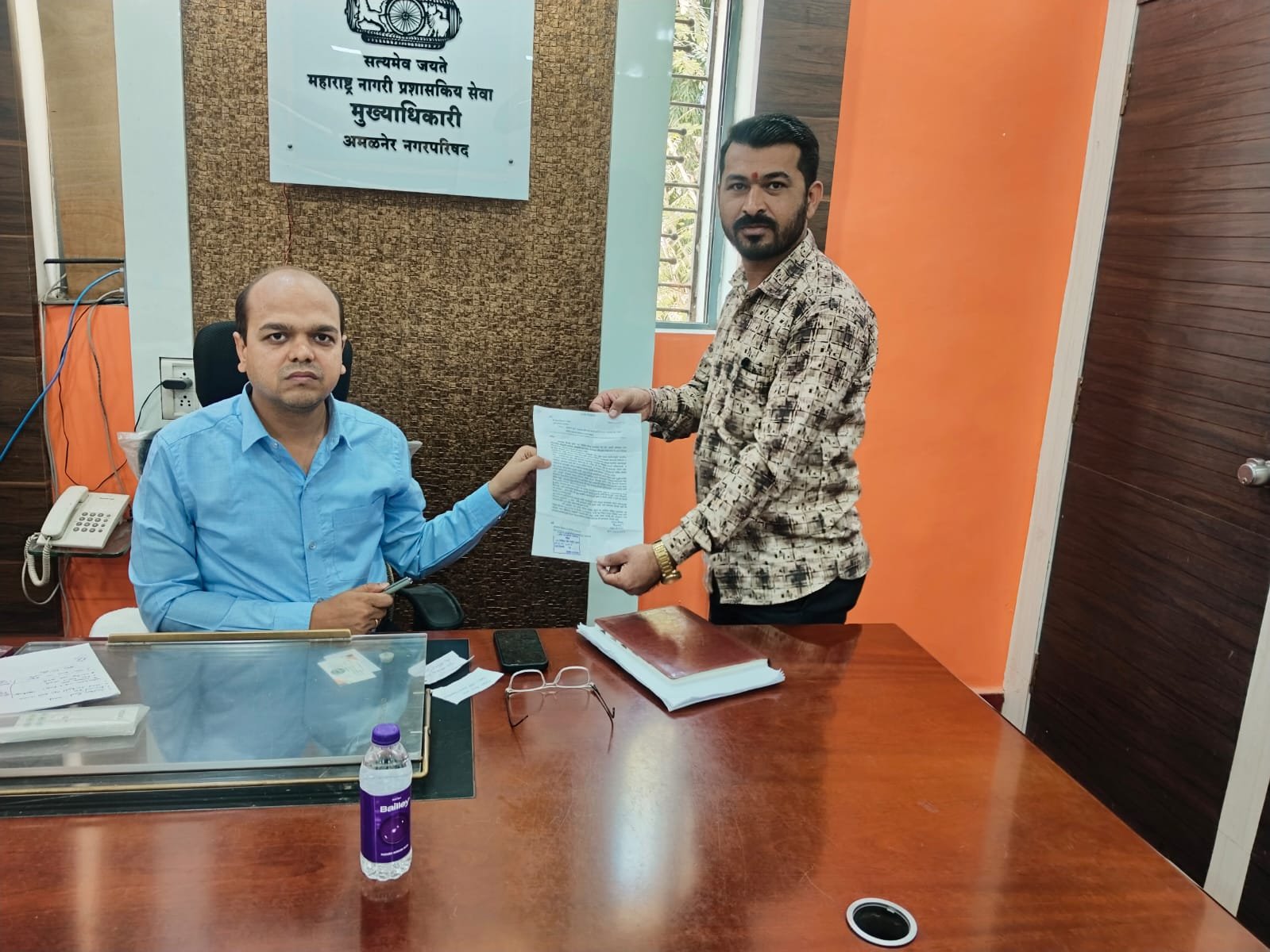 ओमकार नगरच्या समस्यांचा विळखा: प्रशासनाकडे उपाययोजनांची अपेक्षा!  मुख्याधिकारी तुषार नेरकर यांना निवेदन