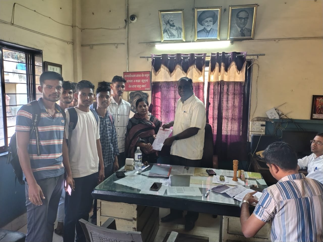 शिरुडच्या विद्यार्थ्यांची एसटी बस थांबण्याची मागणी; शैक्षणिक नुकसान रोखण्यासाठी ग्रामपंचायतीने दिले आगार प्रमुखांना निवेदन