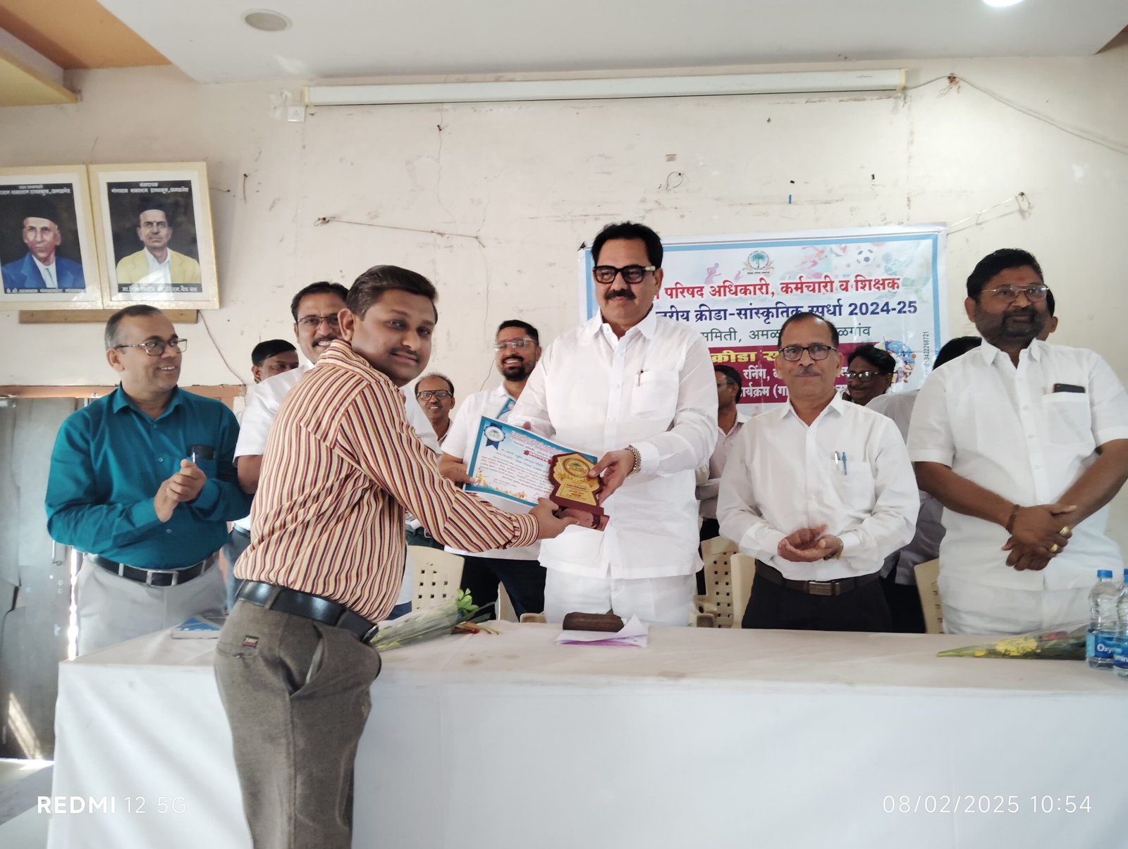 सुधीर चौधरी यांचा सांस्कृतिक स्पर्धेत प्रथम क्रमांक; आमदार व अधिकाऱ्यांच्या हस्ते मानाचा पुरस्काराने सन्मानित