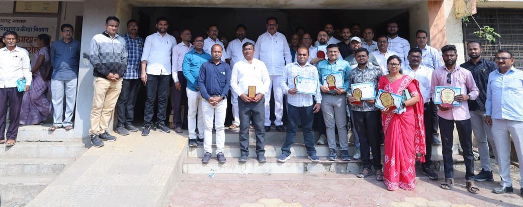 समाजाचा ताण दूर करण्यासाठी आदर्श नागरिक घडवा”  आमदार अनिल पाटील यांचे आवाहन क्रीडा स्पर्धांच्या बक्षिस वितरण प्रसंगी प्रतिपादन