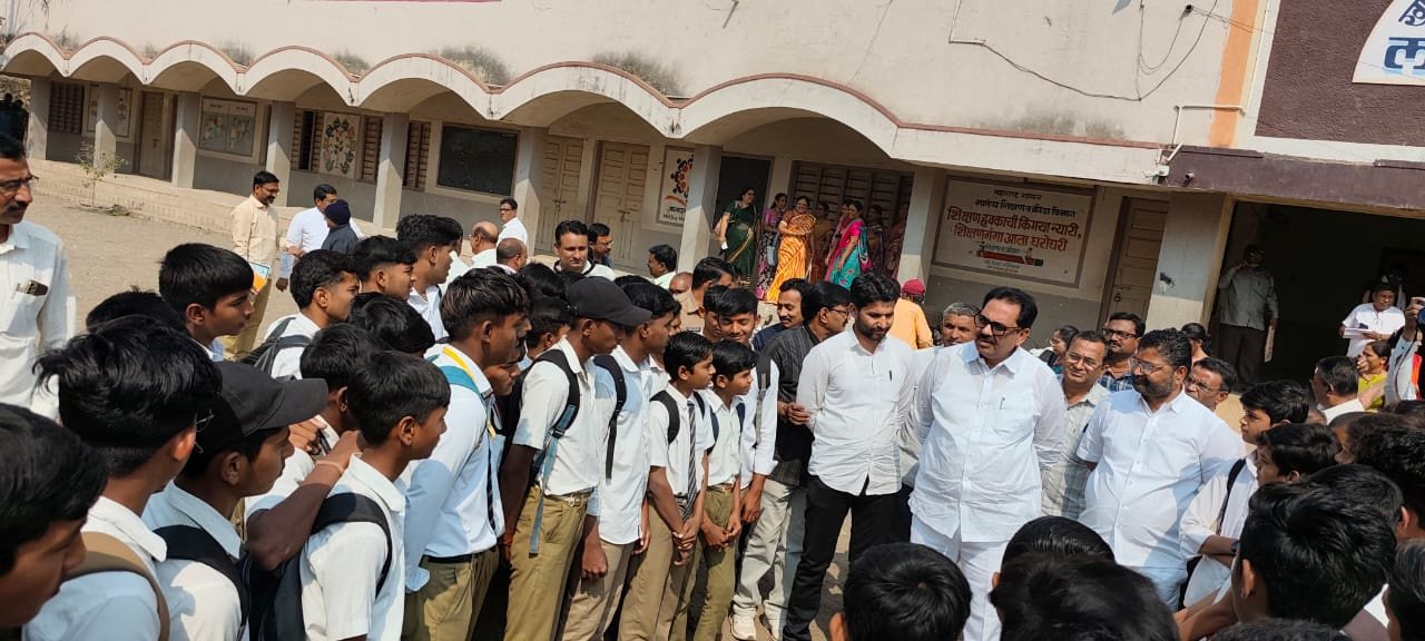 आमदार अनिल पाटलांनी दहावी व बारावीच्या विद्यार्थ्यांशी परीक्षाबाबत केली चर्चा…