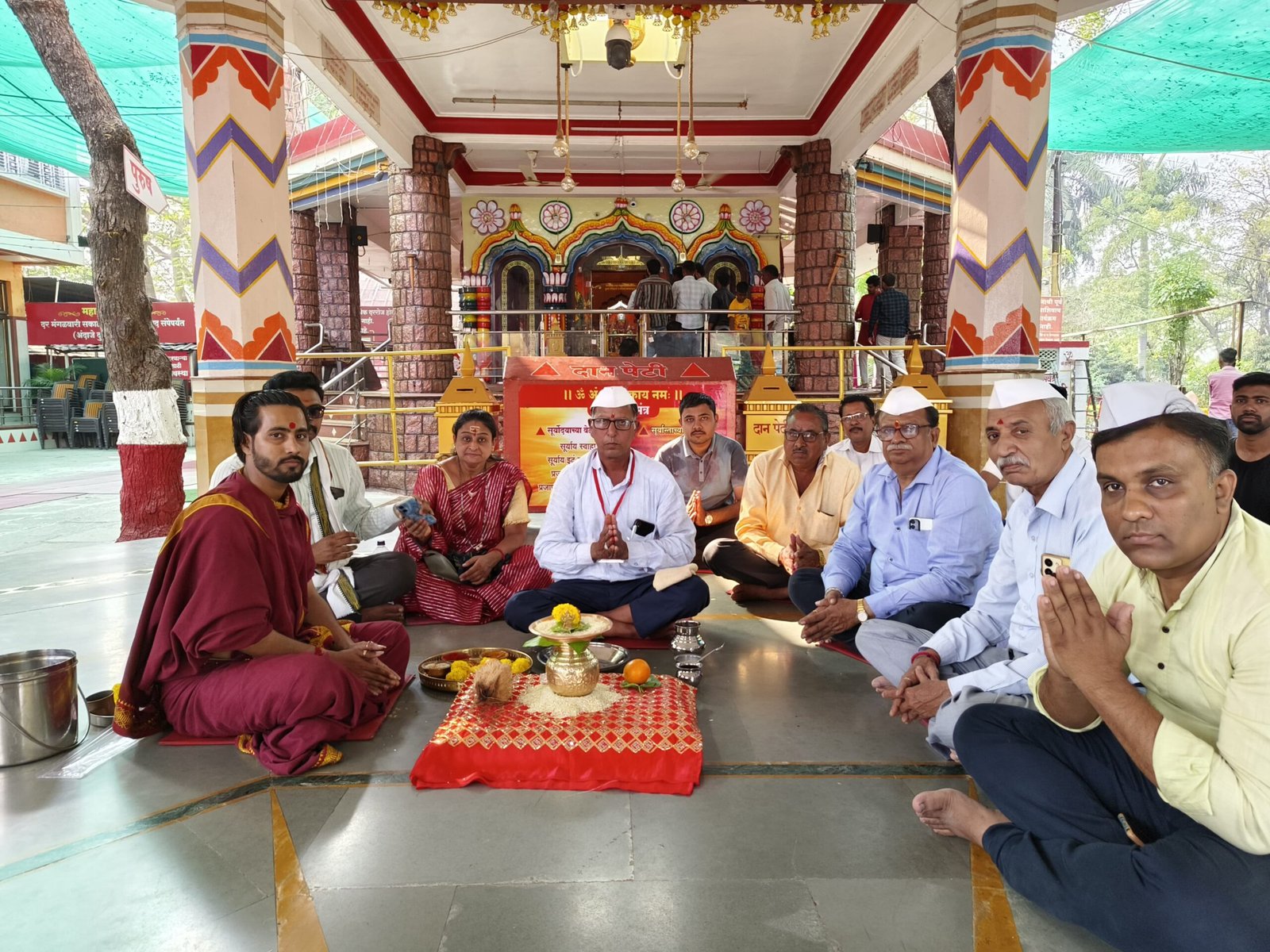 उपमुख्यमंत्री एकनाथ शिंदे यांच्या वाढदिवसानिमित्त मंगळ ग्रह मंदिरात अभिषेक