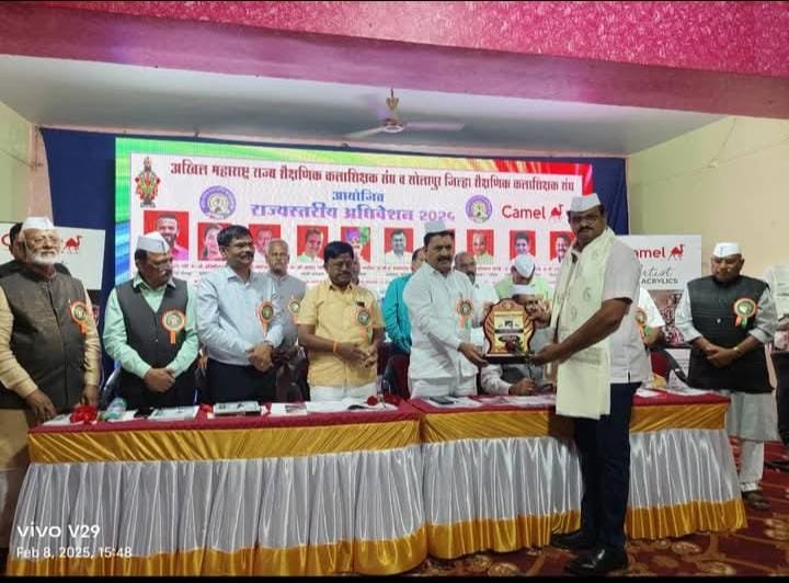 “कलाक्षेत्रातील दिग्गज: मनोहर महाजन यांना ‘राज्यस्तरीय आदर्श कलाशिक्षक पुरस्कार’!”