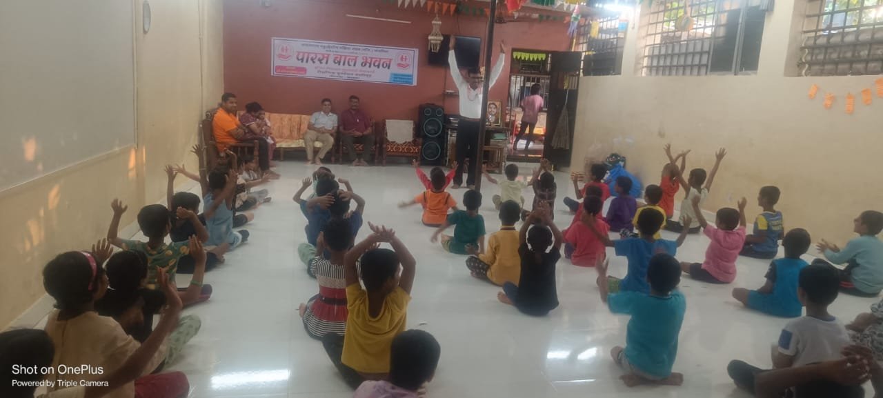 आधार एक हात मदतीचा*  *जे का रंजले गांजले त्याशी म्हने जो आपुले ओळखावा देव तेथेच जाणावा*  *अनाथ आश्रमात मिष्टान्न भोजन, कपडे, व शैक्षणिक साहित्य वाटप.*