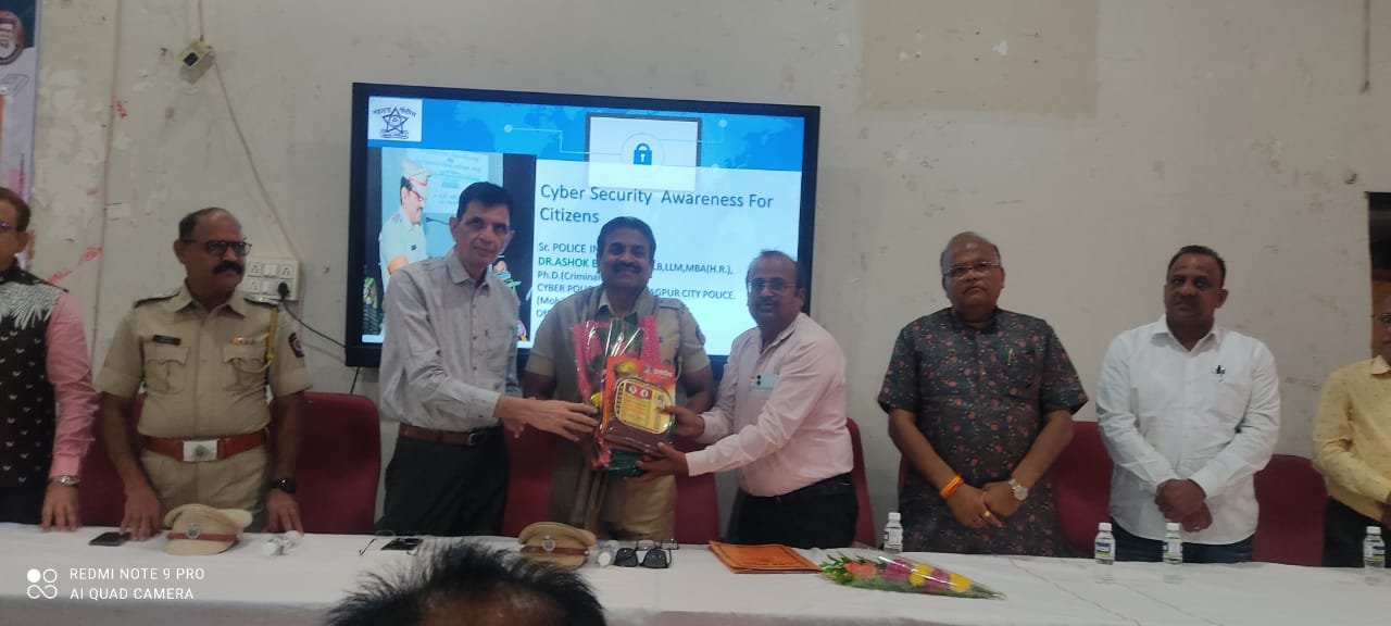 “अमळनेरात सायबर क्राईमवर जागरूकता – डॉ अशोक बागुल यांची महाविद्यालयीन विद्यार्थ्यांना आवश्यक माहिती!”