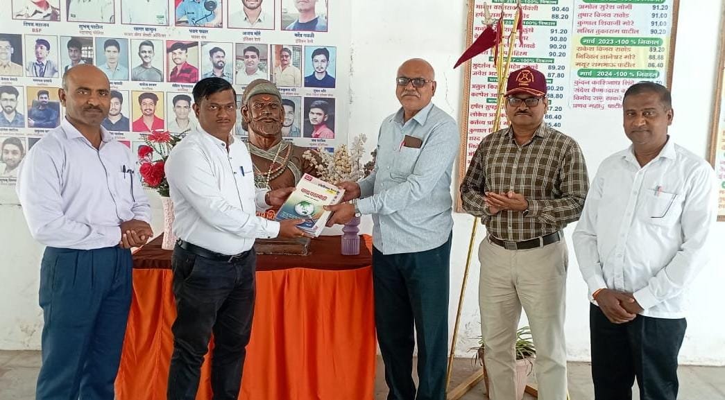 युनिक अकॅडमी”तर्फे आर्मी स्कूलला स्पर्धा परीक्षा पुस्तकांचा संच भेट…!_*