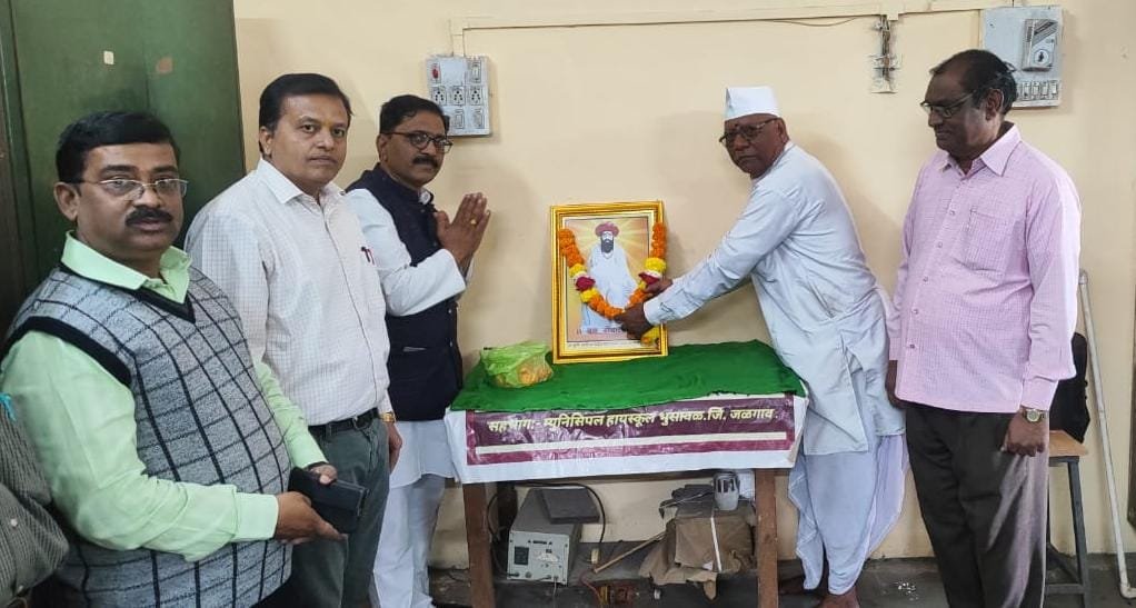 म्युनिसिपल हायस्कूल येथे संत सेवालाल महाराज जयंती  निमित्ताने अभिवादन