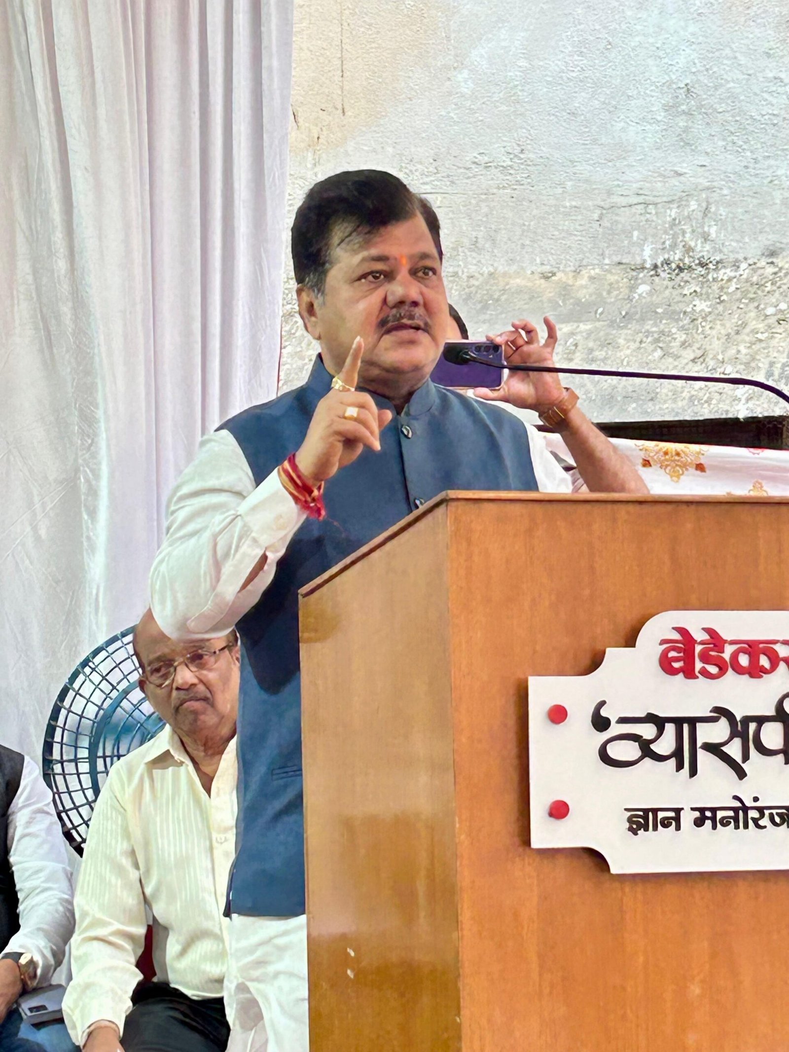 गिरगावातील पागडीच्या जागा, सेस इमारतींसह* *बेनामी मालमत्तेबाबत सरकार धोरण बनविणार*  *मुख्यमंत्र्यांचा शब्द! आ. प्रविण दरेकरांची माहिती*  *गिरगावमधील पुनर्विकासाचा प्रस्ताव* *अधिवेशनात मांडणार*