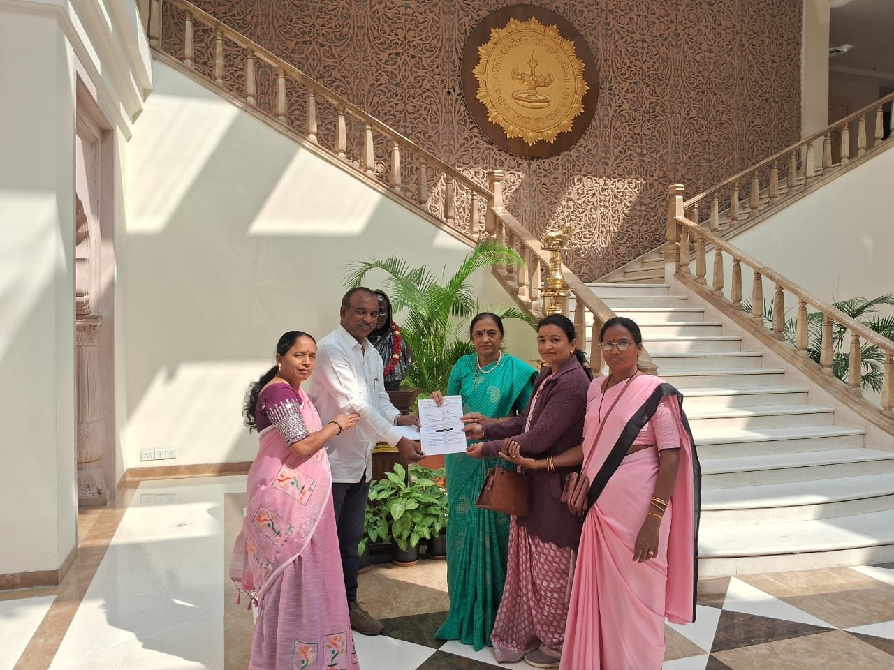 17 फेब्रुवारी 2025 रोजीचे अंगणवाडी कर्मचाऱ्यांचे दिल्ली येथील लक्षणिक धरणे आंदोलन यशस्वी* *खासदार श्रीमती शोभा बच्छाव यांना दिले मागण्यांचे निवेदन*