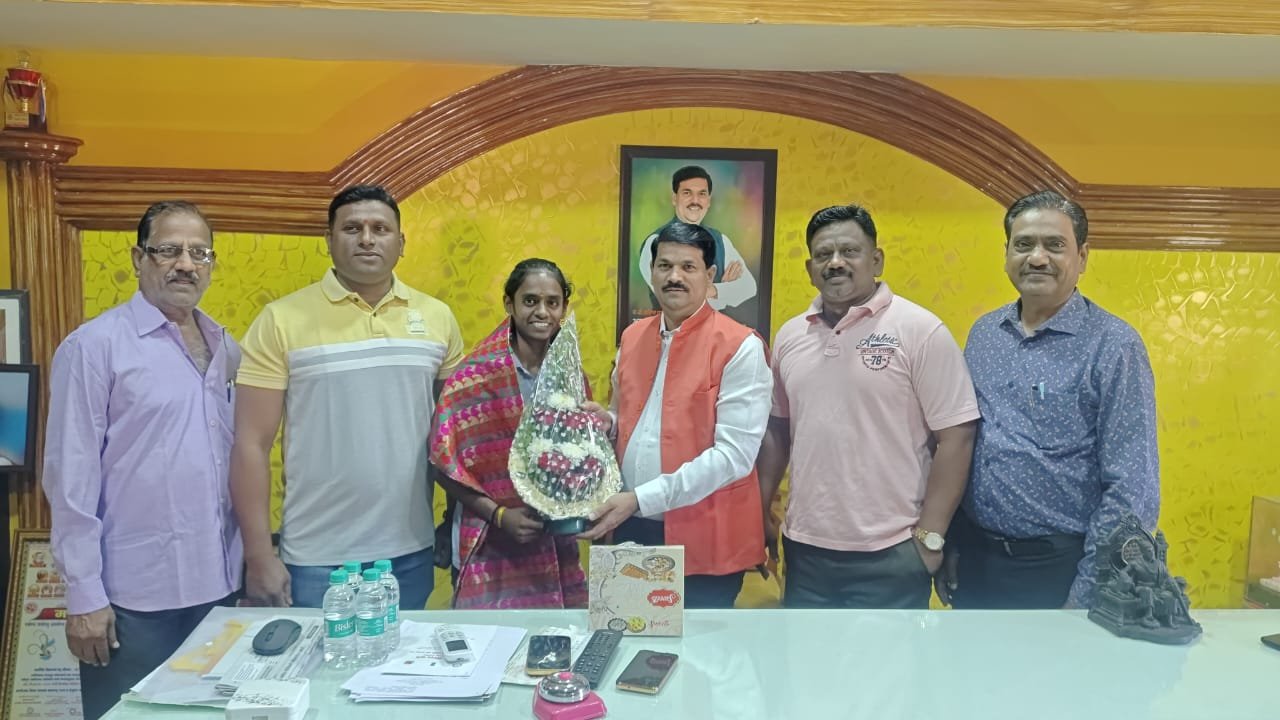 किशोरी मोकाशी हिची वेस्टन रेल्वेत महिला खो-खो संघात निवड*  *शिवभक्त विद्या मंदिराचे क्रीडा प्रशिक्षक *श्री. नरेंद्र मेंगळ व श्री.पंढरीनाथ म्हसकर यांचा मेहनतीने व योग्य मार्गदर्शनाने कु. किशोरी सुनील मोकाशीची यशस्वी वाटचाल : शिक्षक आमदार ज्ञानेश्वर म्हात्रे.*