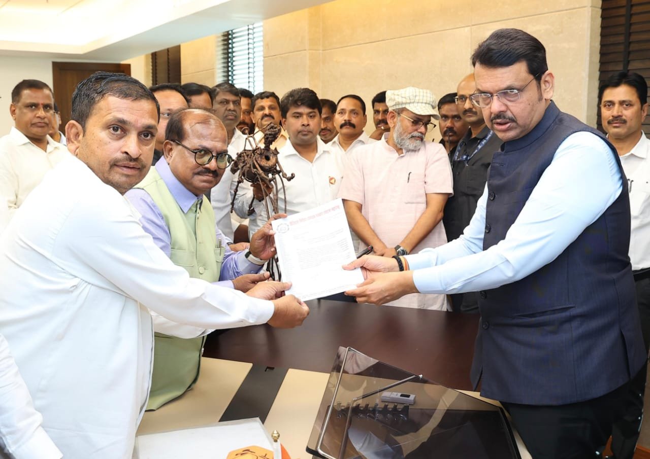 ६ एप्रिलच्या सावंतवाडी येथे होणाऱ्या*  *डिजिटल मिडिया संपादक पत्रकार संघटनेच्या तिसऱ्या महाअधिवेशनाचे उद्घाटन मुख्यमंत्री देवेंद्र फडणवीस करणार!*  *राजा मानेंच्या नेतृत्वाखालील शिष्टमंडळाने घेतली मुख्यमंत्र्यांची भेट*