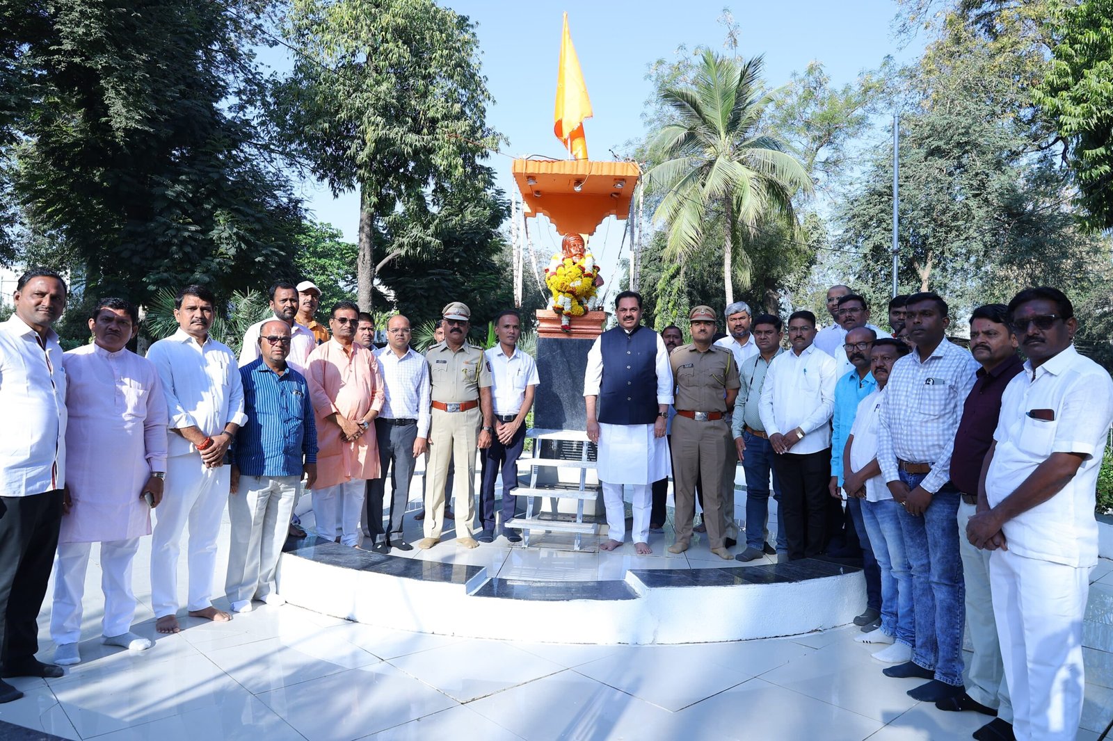 प्रशासनातर्फे शिवजयंती निमित्त छत्रपती शिवाजी महाराज उद्यानात पूजन  नाट्यगृहातील पुतळ्याचेही सामूहिक पूजन,आमदारांसह अधिकाऱ्यांची उपस्थिती