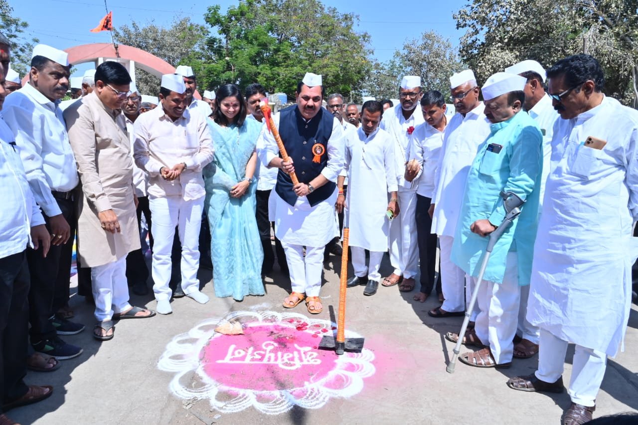 ऐतिहासिक शेतकरी सन्मान सोहळा: अमळनेर कृषी उत्पन्न बाजार समितीत भव्य तयारी  आ. अनिल भाईदास पाटील यांच्या नेतृत्वात शेतकऱ्यांचा सन्मान अभिनव पद्धतीने झाला