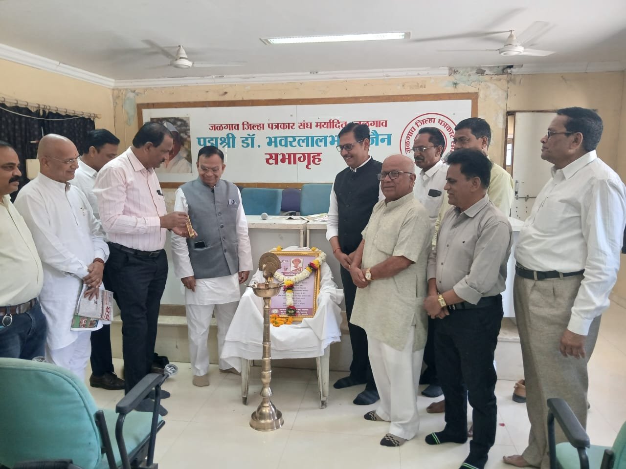 बहुआयामी माध्यमे हाताळण्याचे कौशल्य आत्मसात करणे ही काळाची गरज – युवराज पाटील आद्यपत्रकार बाळशास्त्री जांभेकरांना जयंतीदिनी पत्रकार भवनात अभिवादन