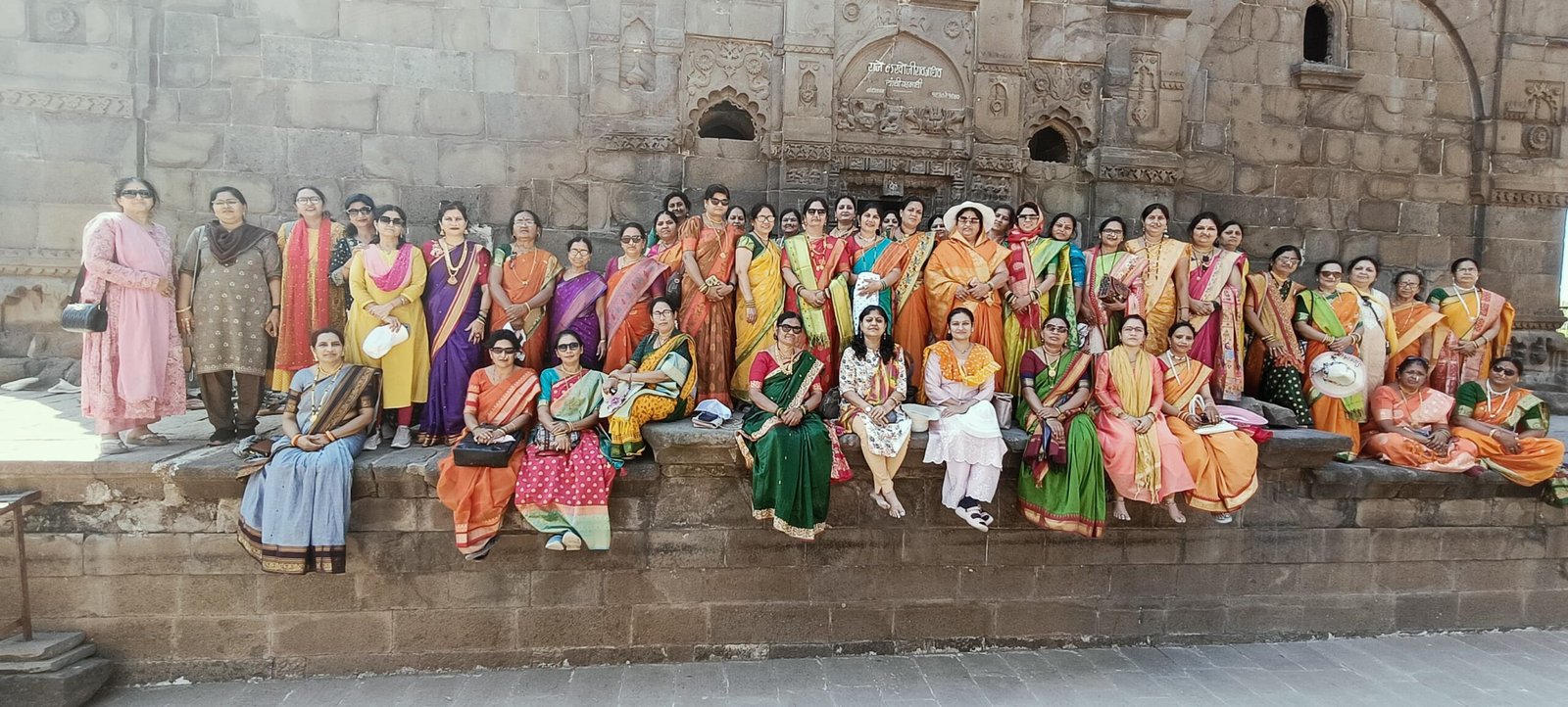 जिजाऊंच्या वेशात महिलांचा एकत्र सहलीचा अनुभव