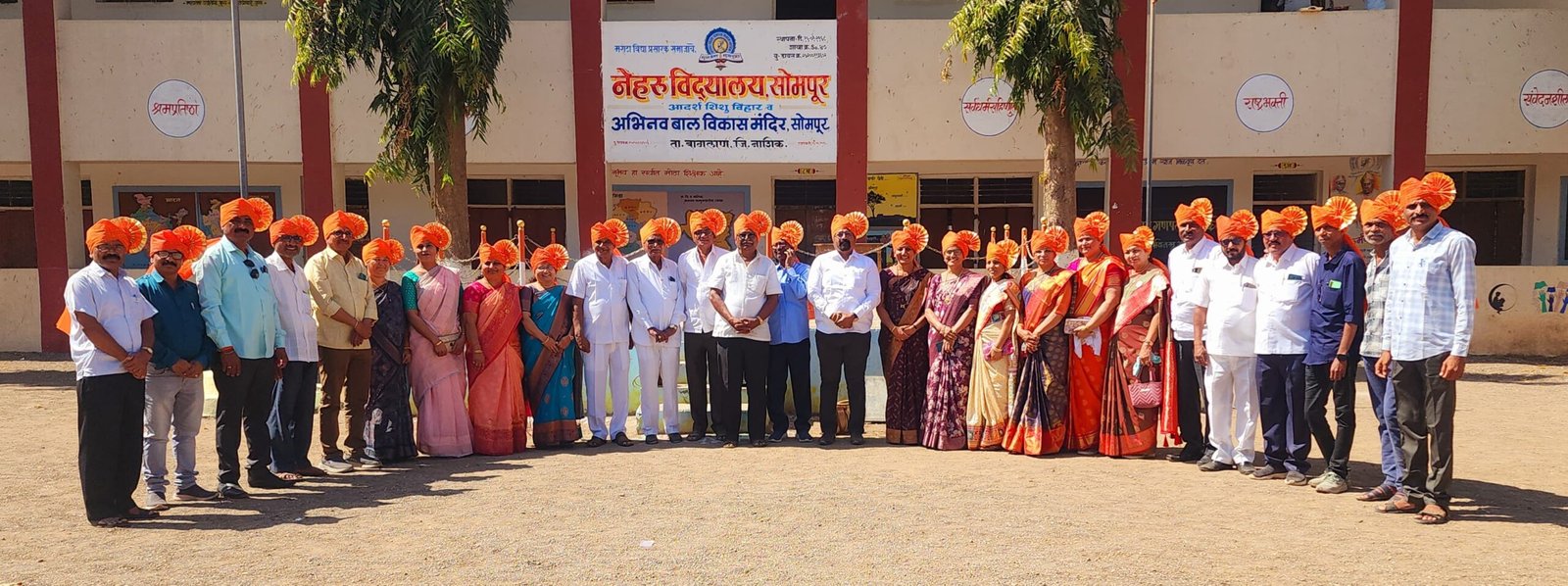 34 वर्षांनंतर 1991 चा दहावीच्या विद्यार्थ्यांनी फुलला मळा  नेहरु विद्यालय सोमपूर येथे भरला 34 वर्षानंतर दहावीचा वर्ग.