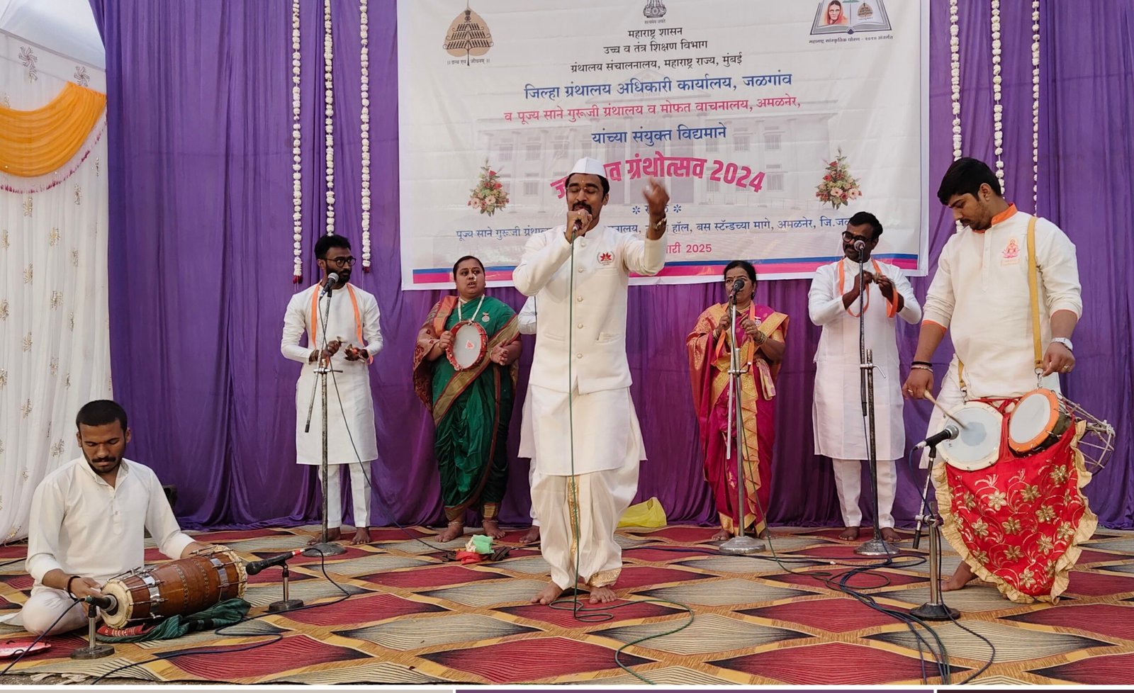 थोर संतांचे संगीतमय भारुड सादर करत मयुर देशमुख यांनी श्रोत्यांना केले लोटपोट..