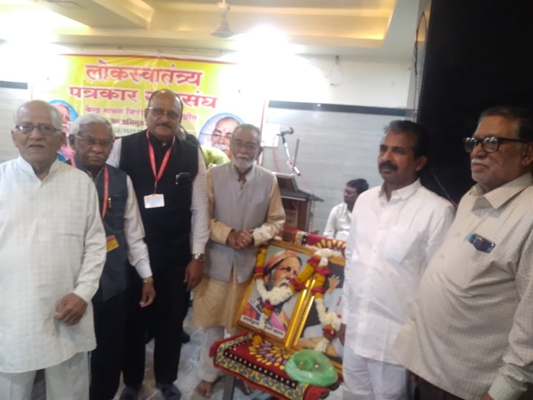 पत्रकारांमुळे माहिती होऊन समाजात जागृती होते- महादेवराव भुईभार*  *लोकस्वातंत्र्य पत्रकार महासंघाचा ४२ वा मासिक विचारमंथन मेळावा संपन्न*  *प्रा‌.राजाभाऊ देशमुख,भुईभार यांना लोकस्वातंत्र्य जीवनगौरव राज्यस्तरीय पुरस्कार.‌!*  *अमरावतीकरांना कार्ड,नियुक्तीपत्रे वितरण तथा सहयोगी स्वयंसेवकांचे प्रोत्साहनात्मक सन्मान*