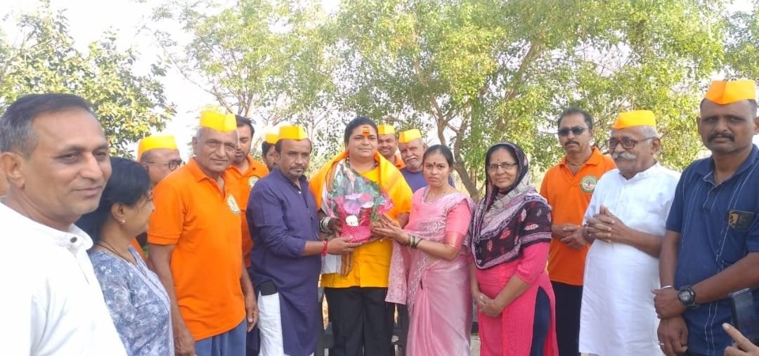 “महंत पदवी प्राप्त करून दादु भगत यांचा अमळनेरमध्ये भव्य सत्कार!”