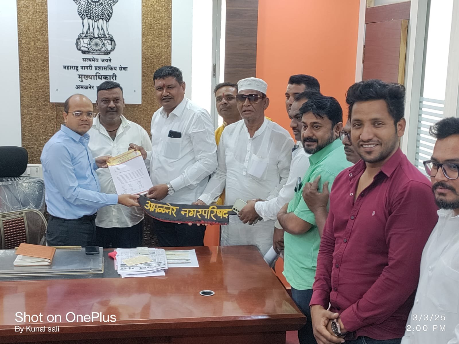 अमळनेरमध्ये गांधीगिरी आंदोलन: नगरपरिषद वसुलीविरोधात मा.आमदार शिरीषदादा चौधरी मित्रपरिवार आघाडीचे तीव्र विरोध