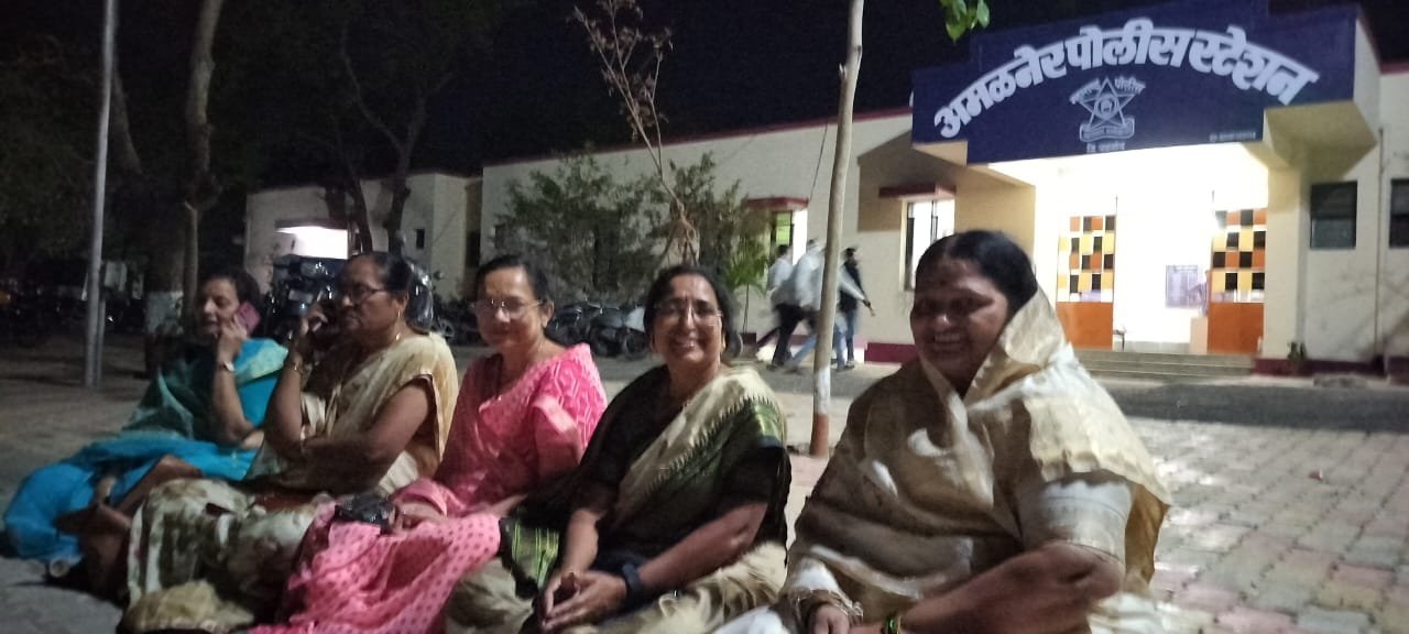 बहुजन महापुरुषांच्या सन्मानार्थ अमळनेरमध्ये ठिय्या आंदोलन