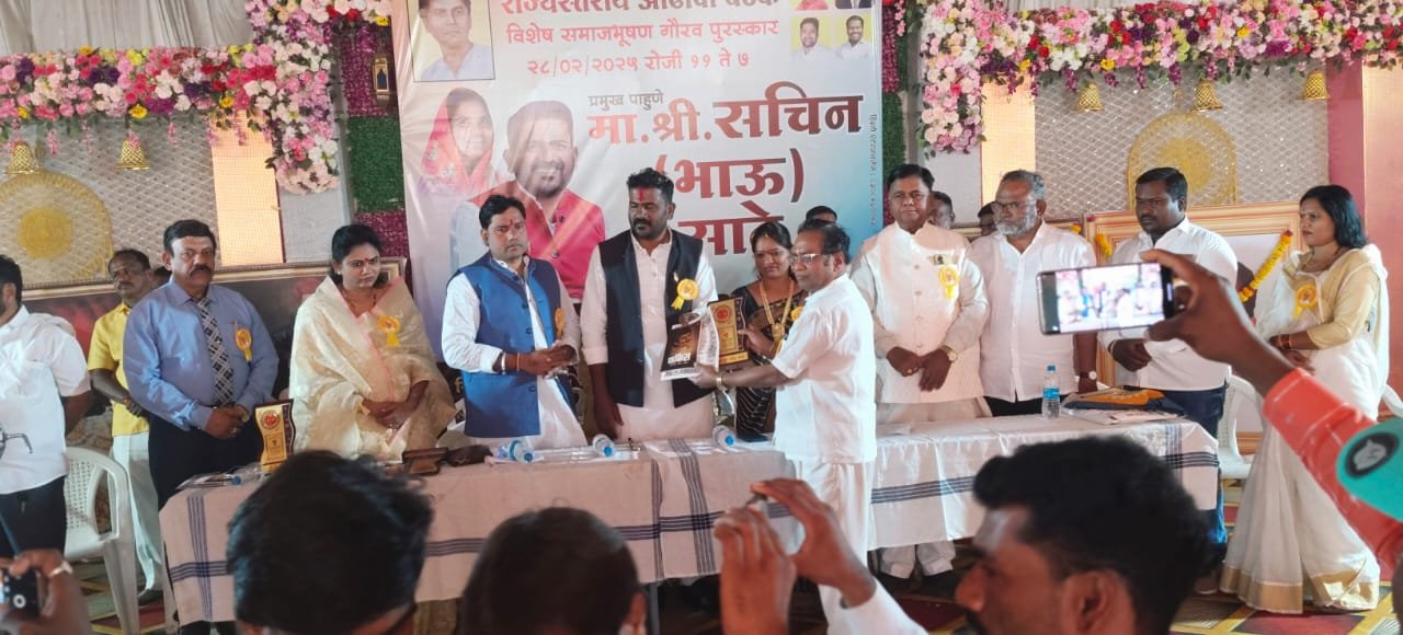 अण्णाभाऊ साठे यांनी साहित्याद्वारे पीडित, शोषित, दुर्लक्षितांना आवाज बुलंद करण्याची प्रेरणा दिली ज्येष्ठ समाजसेवक डॉ. रवींद्र भोळे यांना डॉ अण्णाभाऊ साठे विशेष गौरव पुरस्कार प्रदान