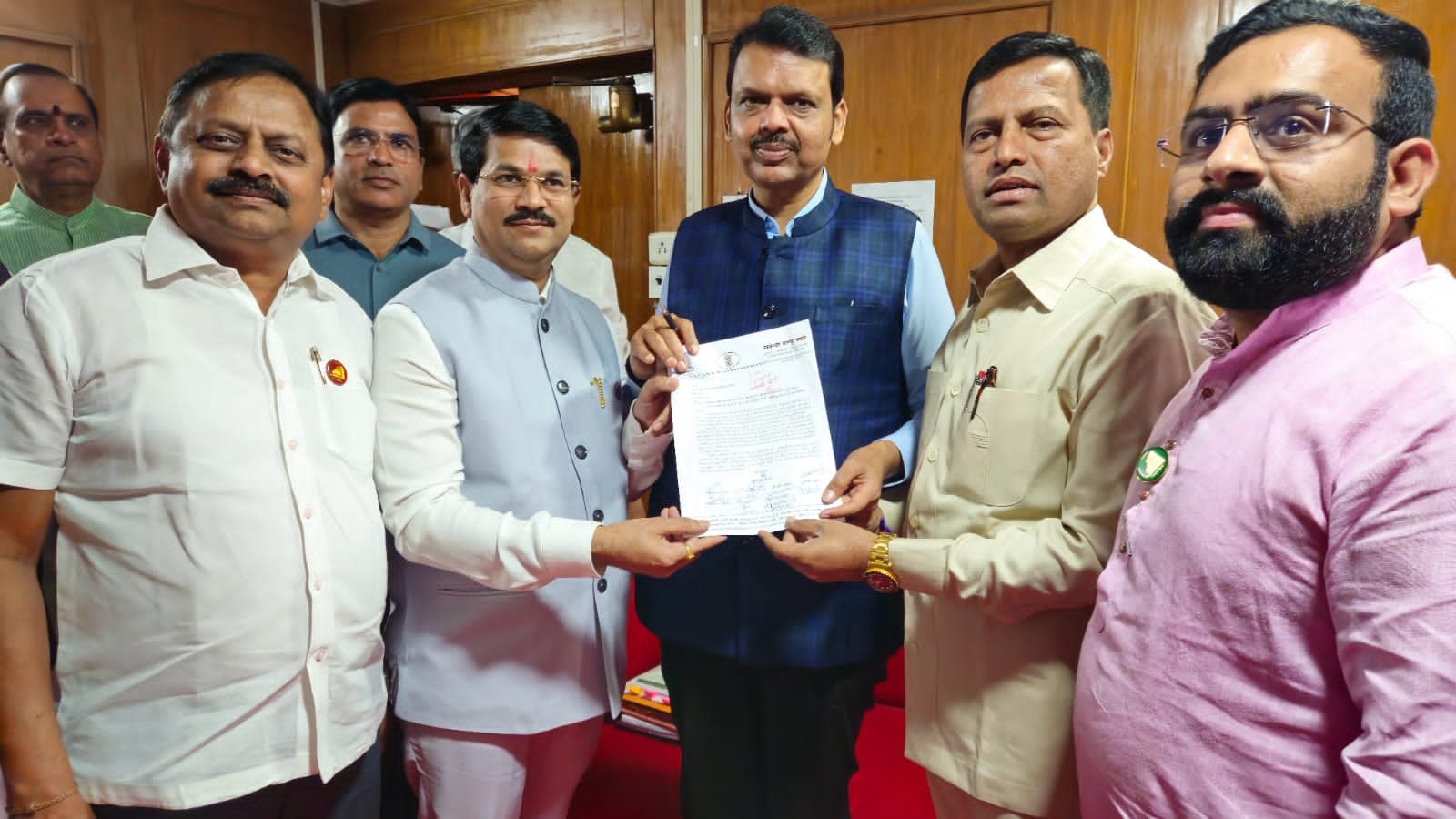 राज्यातील शाळांना टप्पा अनुदान निधी त्वरित मिळावा यासाठी शिक्षक आमदार यांचे मुख्यमंत्र्यांना साकडे.*  *पावसाळी अधिवेशनात निधीची घोषणा करून हिवाळी अधिवेशनात निधी देण्यात दिरंगाई शिक्षकांमध्ये तीव्र नाराजी.*