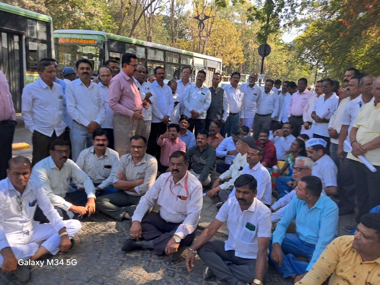 नाशिकमध्ये सरकारी कर्मचारी संघटनांचा धरणे आंदोलन – जुनी पेन्शन योजना आणि इतर मागण्यासाठी जोरदार आवाज!**