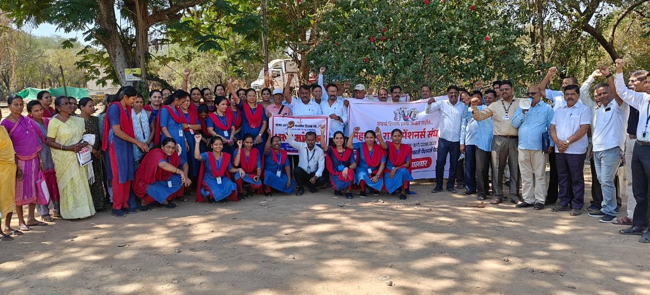 पालघर जिल्हाधिकारी कार्यालयासमोर शिक्षक संघाचे धरणे आंदोलन संपन्न*