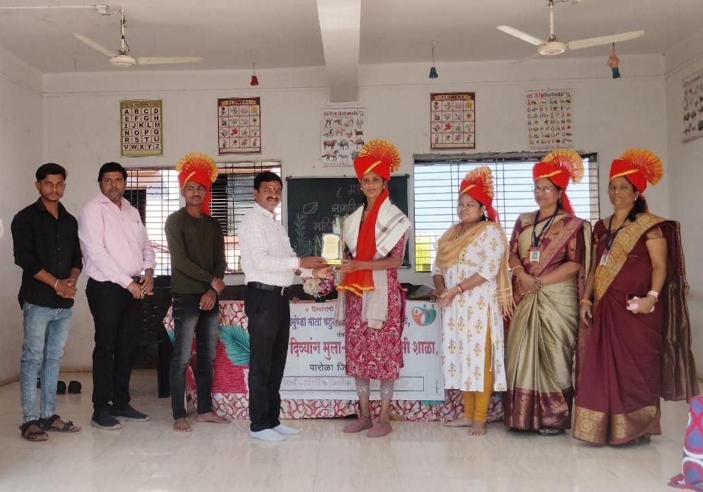 जागतिक महिला दिनानिमित्त “परिश्रम” निवास शाळेत भव्य सोहळा!  कर्तुत्ववान व्यक्तीचा झाला सन्मान