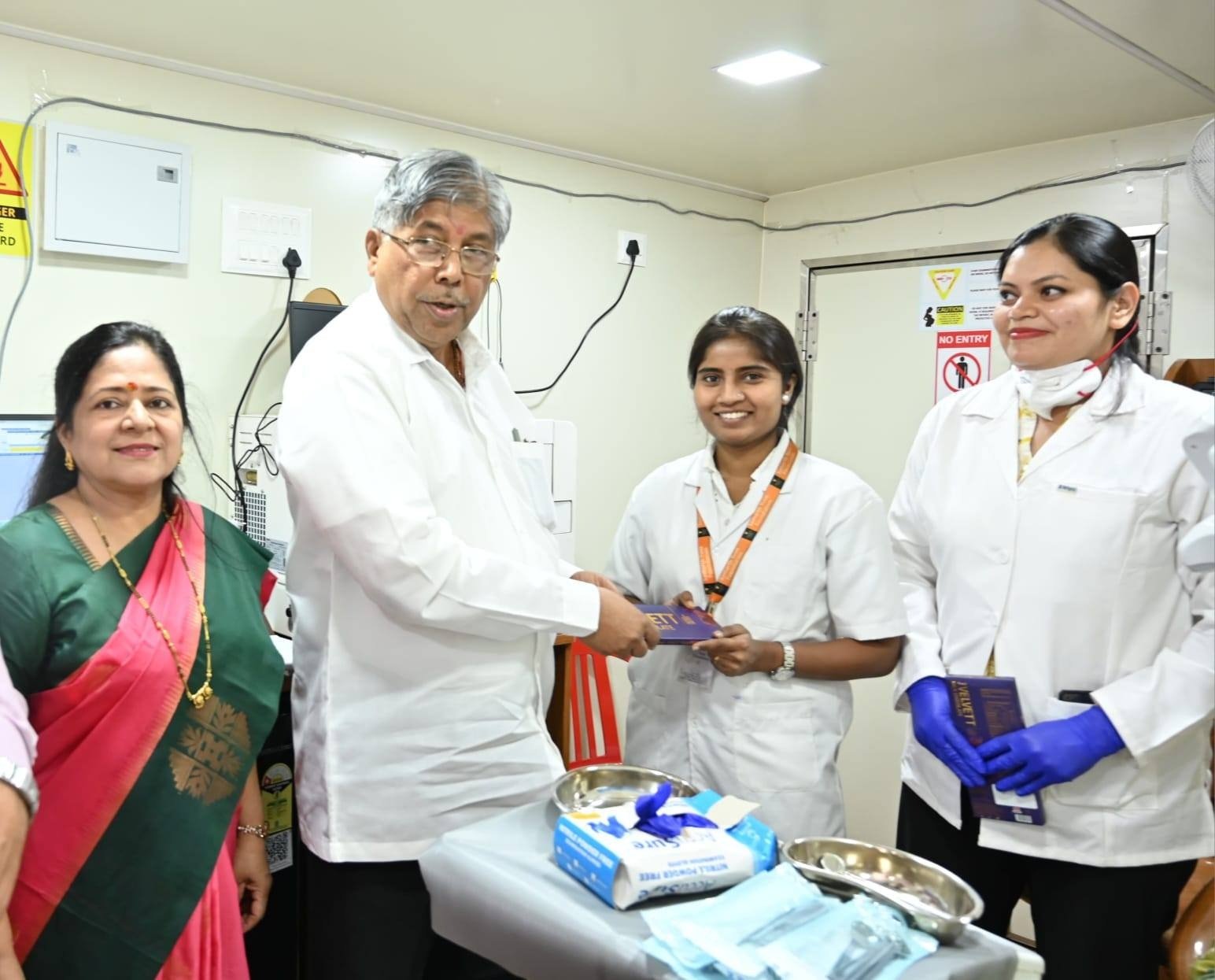 केदार एम्पायर, कर्वे रस्ता येथे आयोजित केलेल्या आरोग्य चिकित्सा शिबिराचे उच्च व तंत्र शिक्षण मंत्री चंद्रकांत पाटील यांच्या हस्ते उदघाट्न संपन्न*