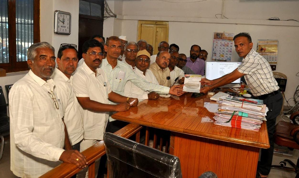 केंद्रीय मंत्री रक्षा खडसे यांच्या कन्येशी छेडखानी प्रकरणी तातडीने अटकेची मागणी!  अमळनेरमध्ये तहसीलदारांना निवेदन