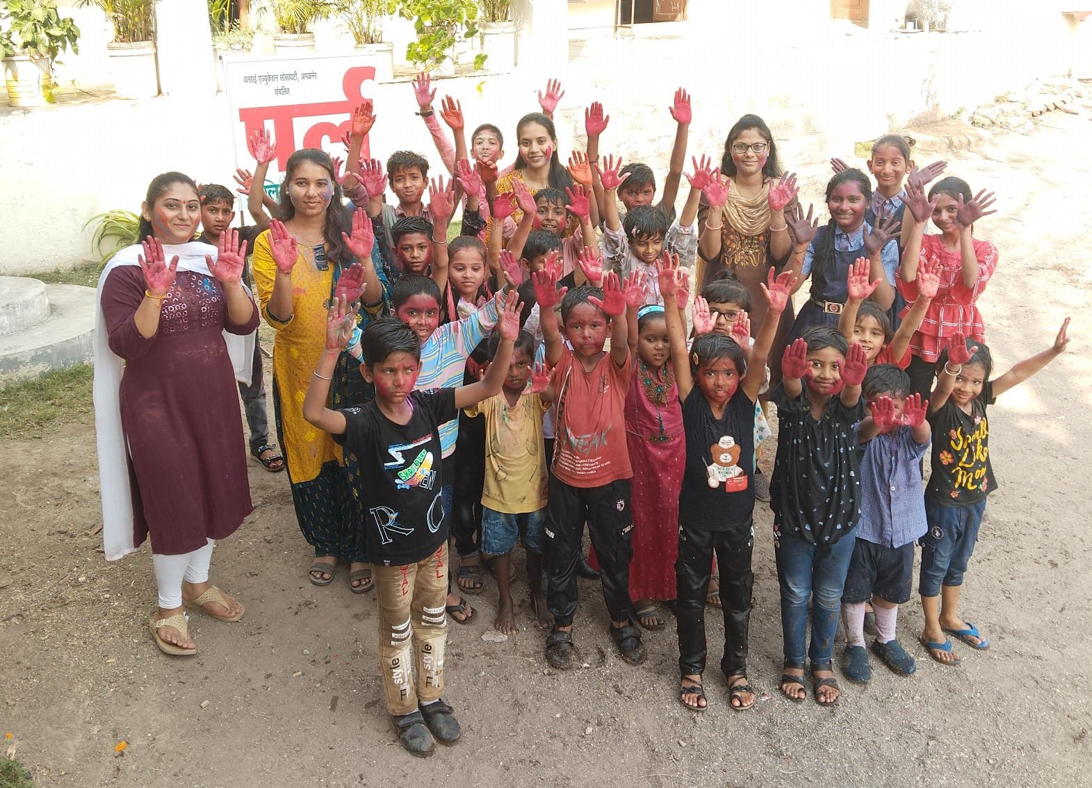 पर्ल इंटरनॅशनल स्कूलमध्ये होळी व धूलिवंदनचे आयोजन