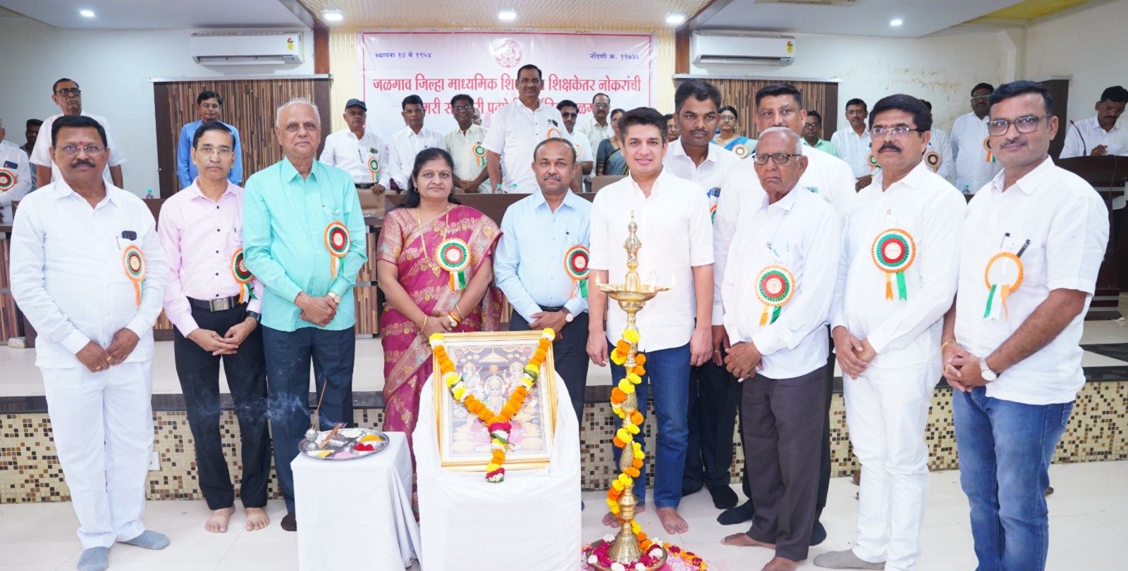 विद्यार्थ्यांनी गुणांकडे न बघता गुणवत्तेकडे लक्ष द्यावे -निळकंठ गायकवाड साहेब यांचा विद्यार्थ्यांना सल्ला  “विद्यार्थ्यांची गुणवत्तेच्या मार्गावर प्रगती: जळगावच्या माध्यमिक सहकारी पतपेढीत पारितोषिक वितरण समारंभ