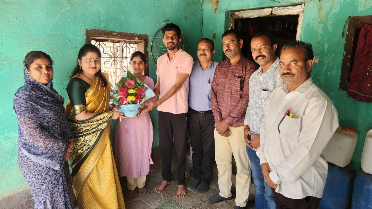 अमळनेरच्या कंखरे कुटुंबाने राज्य लोकसेवा आयोगाची परीक्षा उत्तीर्ण करून आदर्श ठरवला!