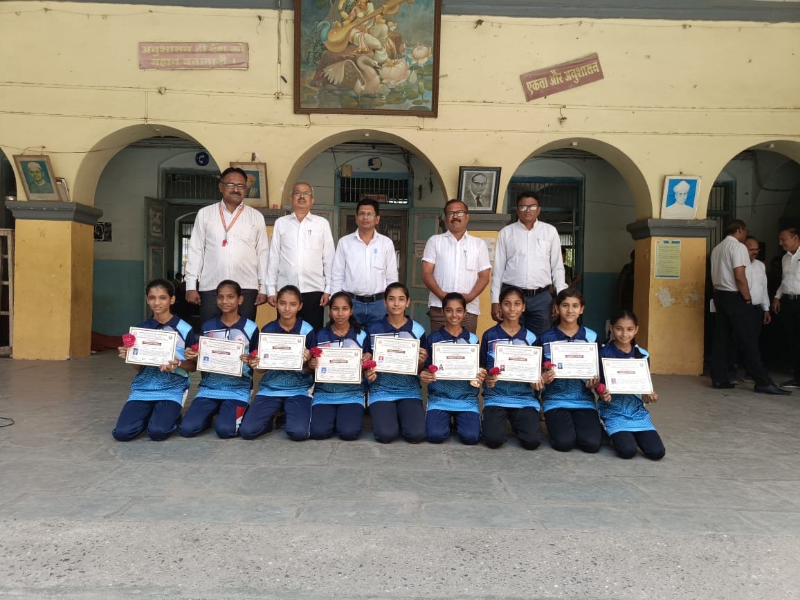 राज्य खो खो स्पर्धेसाठी आर.आर.विद्यालयाच्या 10 महिला खेळाडूंची जिल्हा संघात निवड होऊन सहभागी झाल्याबद्दल सत्कार*