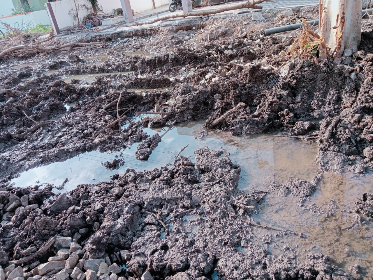 मुंदडा नगरमध्ये पाण्याची भीषण समस्या: ठेकेदारावर कारवाई नाहीतर हंडा मोर्चाची तयारी!  **मुंदडा नगरातील पाणी पुरवठा ठेकेदाराच्या भोगळं कारभारामुळे गंभीर संकटात!**