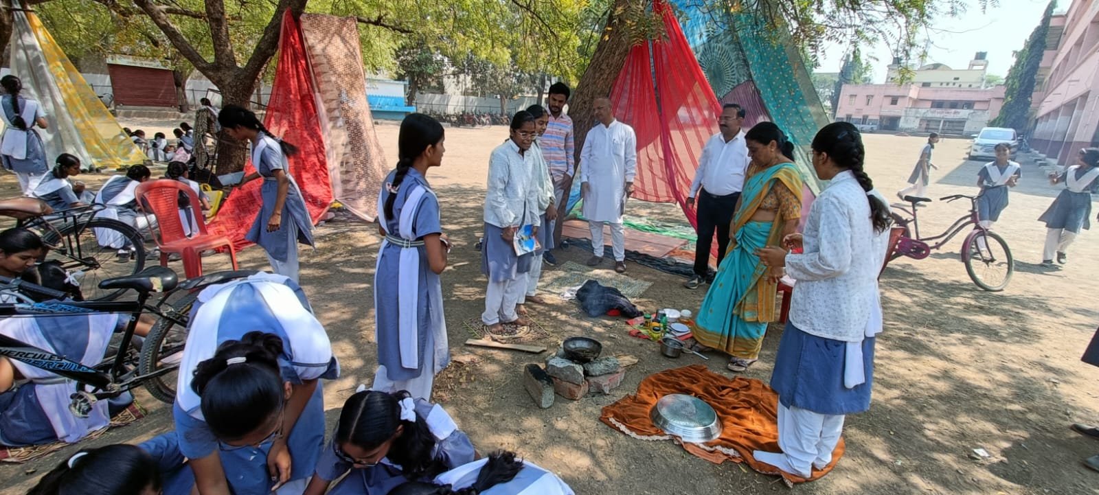अमळनेरच्या साने गुरुजी कन्या हायस्कुलमध्ये ‘पाड्यावरचा चहा’ उपक्रमानं मिळवला अनोखा अनुभव!  विद्यार्थिनींच्या उपक्रमशीलतेतून शिक्षणास एक नवीन आयाम