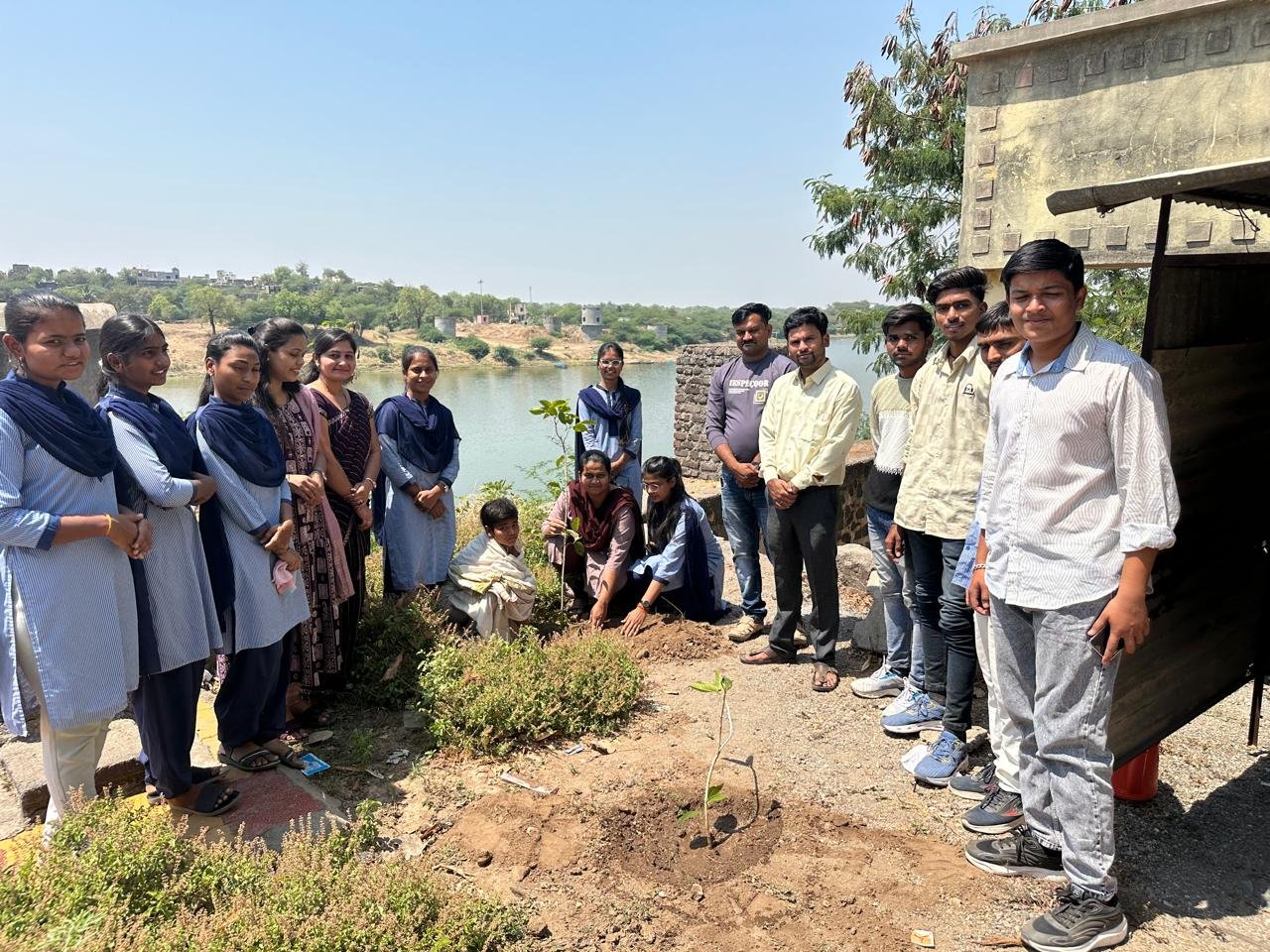 प्रताप महाविद्यालय (स्वायत्त),अमळनेर ———————————————- ● वनस्पतीशास्त्र विभागाचा वृक्षारोपण आणि पथनाट्य कार्यक्रम कपिलेश्वर संपन्न ● प्राचार्य डॉ.अरुण जैन यांचे सहकार्य आणि प्रा.जयेश साळवे यांचा सक्रिय पुढाकार