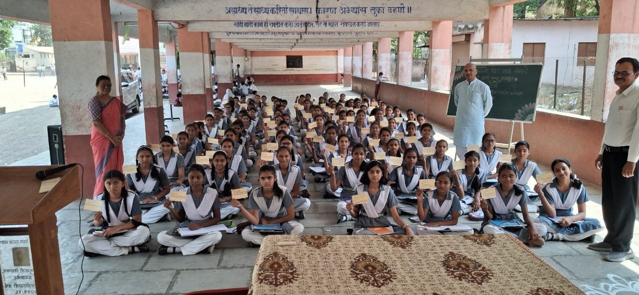 साने गुरुजी कन्या हायस्कूल मध्ये डिजिटल तंत्रज्ञानाच्या युगात पोस्ट कार्डवर पत्रलेखनाद्वारे पालकांशी संपर्क “*