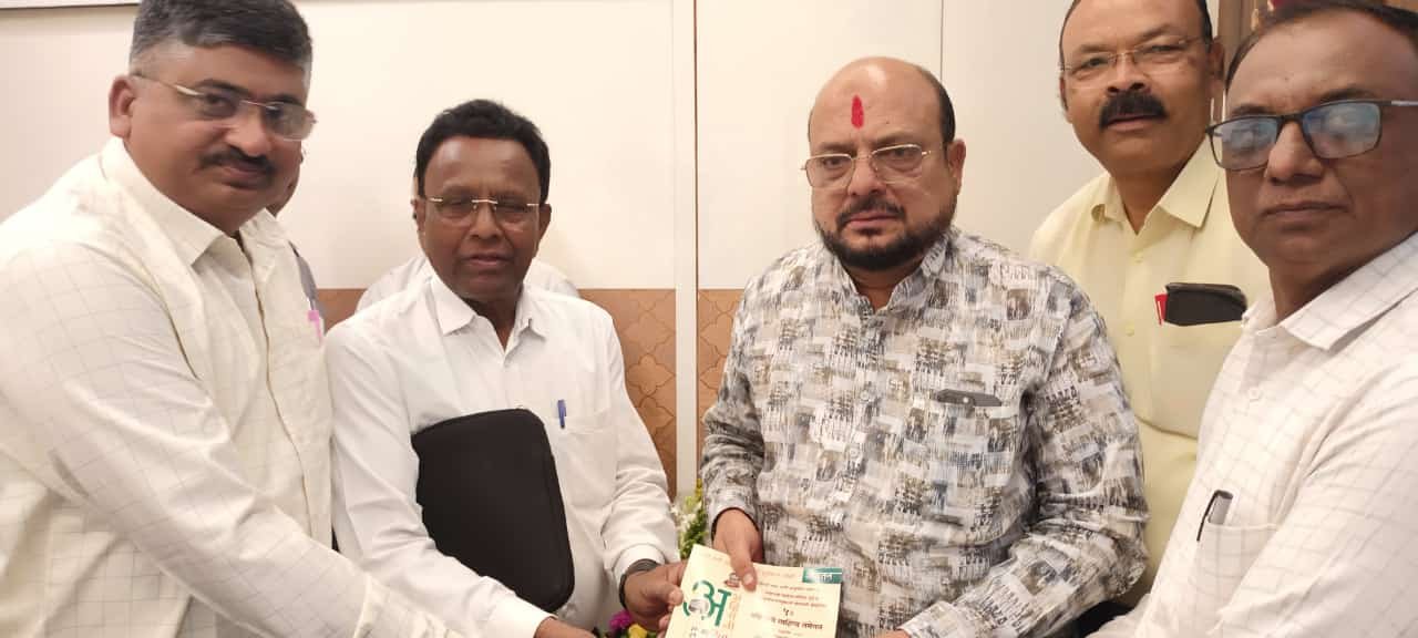 अमळनेरमध्ये पाचव्या अहिराणी साहित्य संमेलनाची तयारी: पालकमंत्री गुलाबराव पाटील यांना पत्रिका सादर..