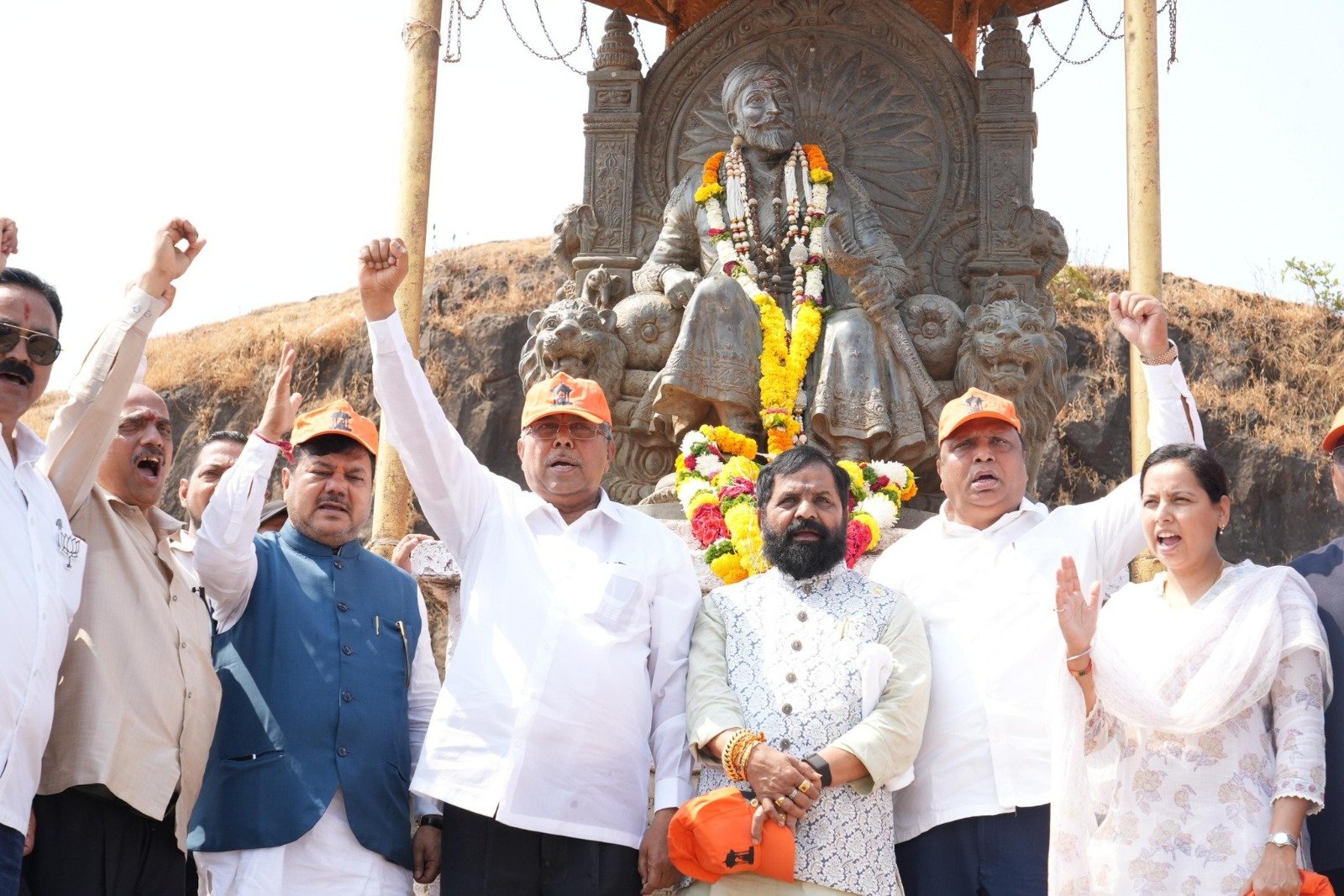 उच्च व तंत्र शिक्षण मंत्री चंद्रकांत पाटील यांनी केली रायगडाची पाहणी… छत्रपती शिवरायांच्या समाधीचे घेतले दर्शन*