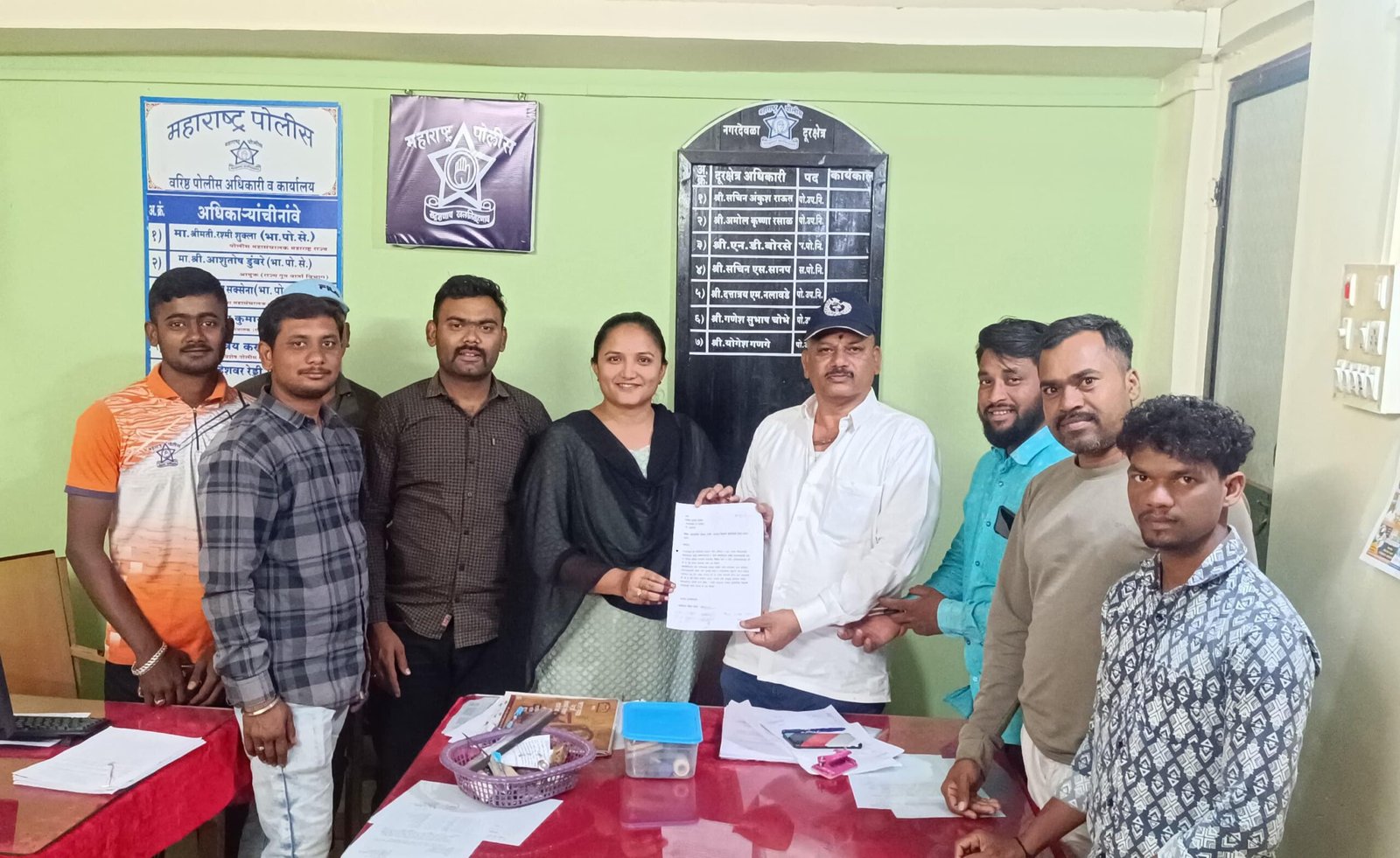 नगरदेवळा: सुरक्षेसाठी सीसीटीव्ही कॅमेरे लावण्याची मागणी! , नगरदेवळा दुरक्षेत्र पोलीस स्टेशनचे ठाणे अंमलदार यांना निवेदन