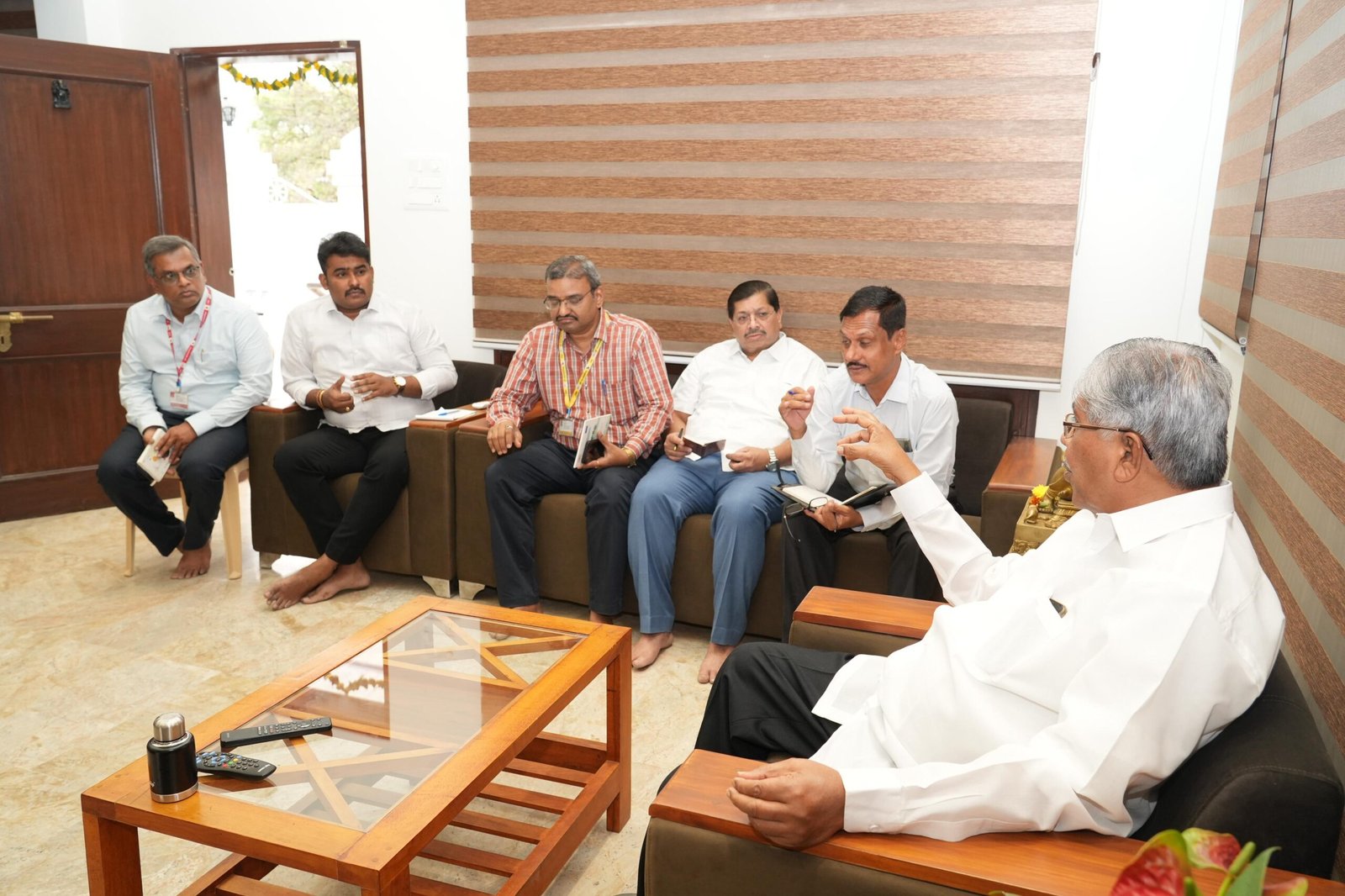 कोथरुड मधील रस्ते, पाणी प्रश्नी ना. चंद्रकांतदादा पाटील आक्रमक*  *वस्तुस्थिती आणि आदर्श स्थितीवर आधारित अहवाल सादर करा!*  *पुढील आठवड्यात मनपा आयुक्तांसोबत बैठक घेऊन चर्चा- ना. पाटील*