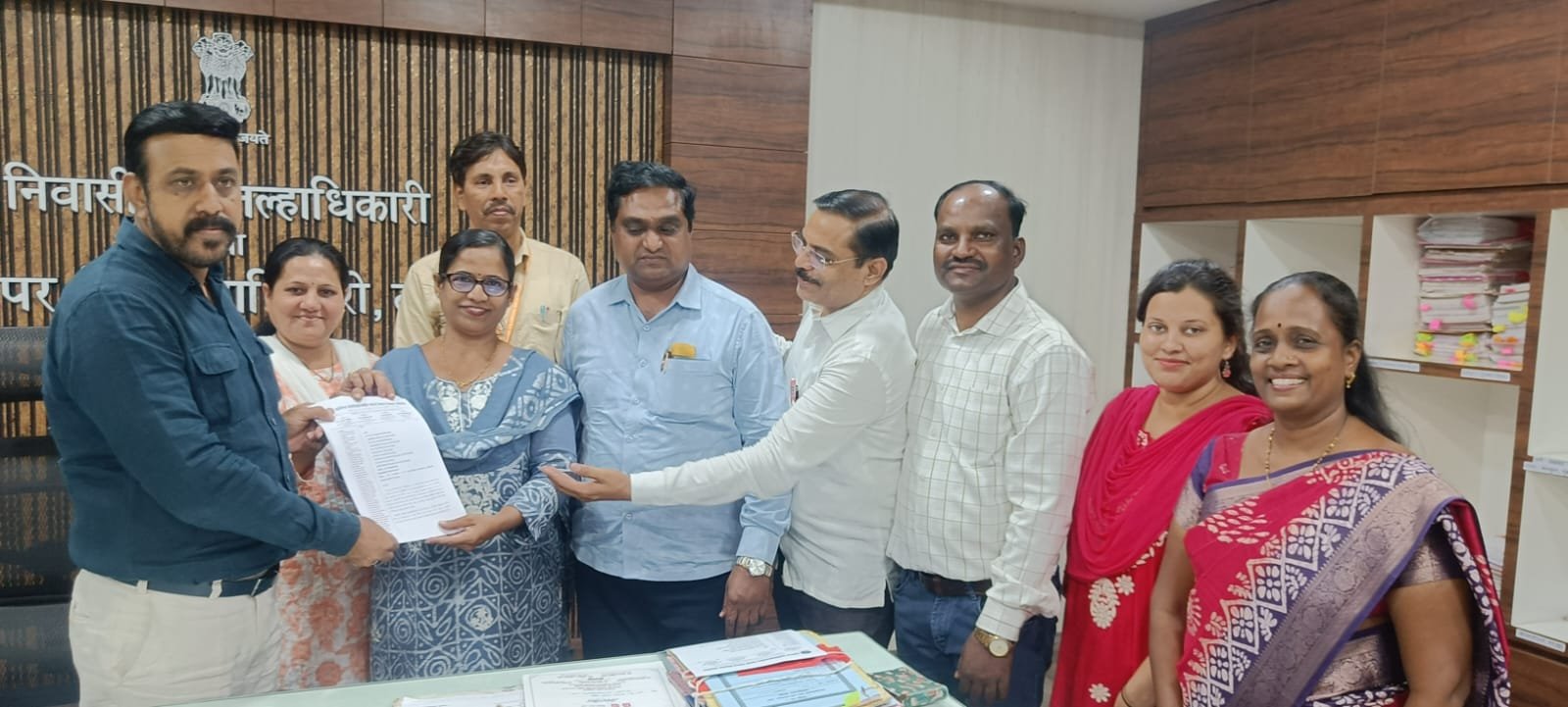 कनिष्ठ महाविद्यालयात मराठी विषय मराठी विषय अनिवार्य करावा.  *ठाणे जिल्हा कनिष्ठ मराठी शिक्षक महासंघातर्फे जिल्हाधिकाऱ्यांना व आमदार डॉ.बालाजी किणीकर यांना निवेदन.