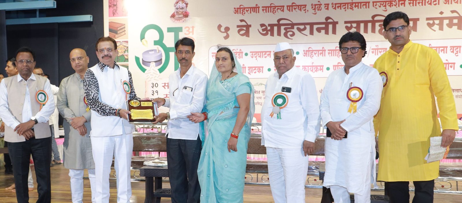 अहिराणी साहित्य संमेलनात पत्रकार वसंतराव पाटील यांचा अहिराणी गौरव पुरस्कार देऊन सपत्नीक सन्मान