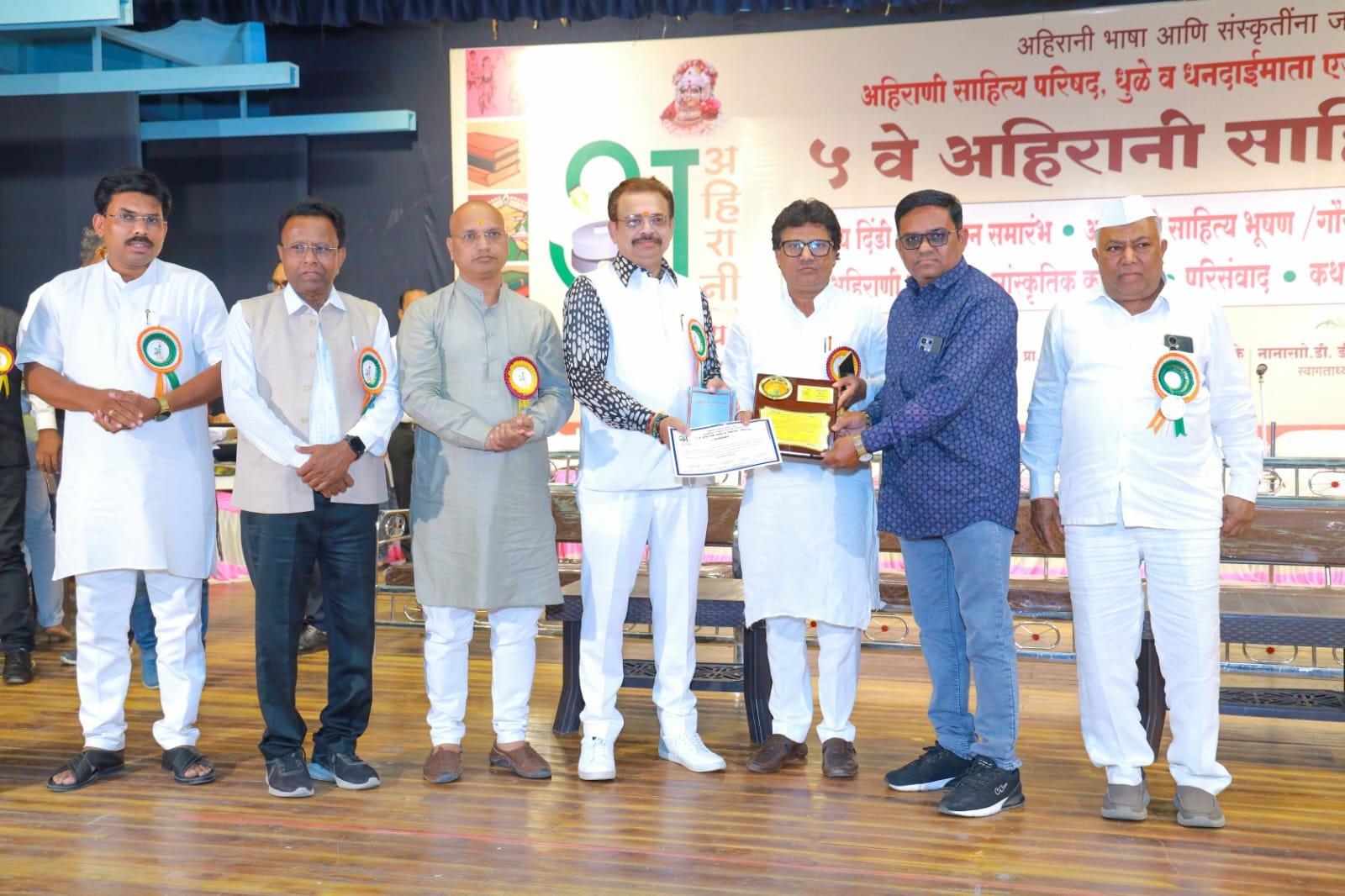 अहिराणी साहित्य संमेलनात संभाजी देवरे यांचा सन्मान
