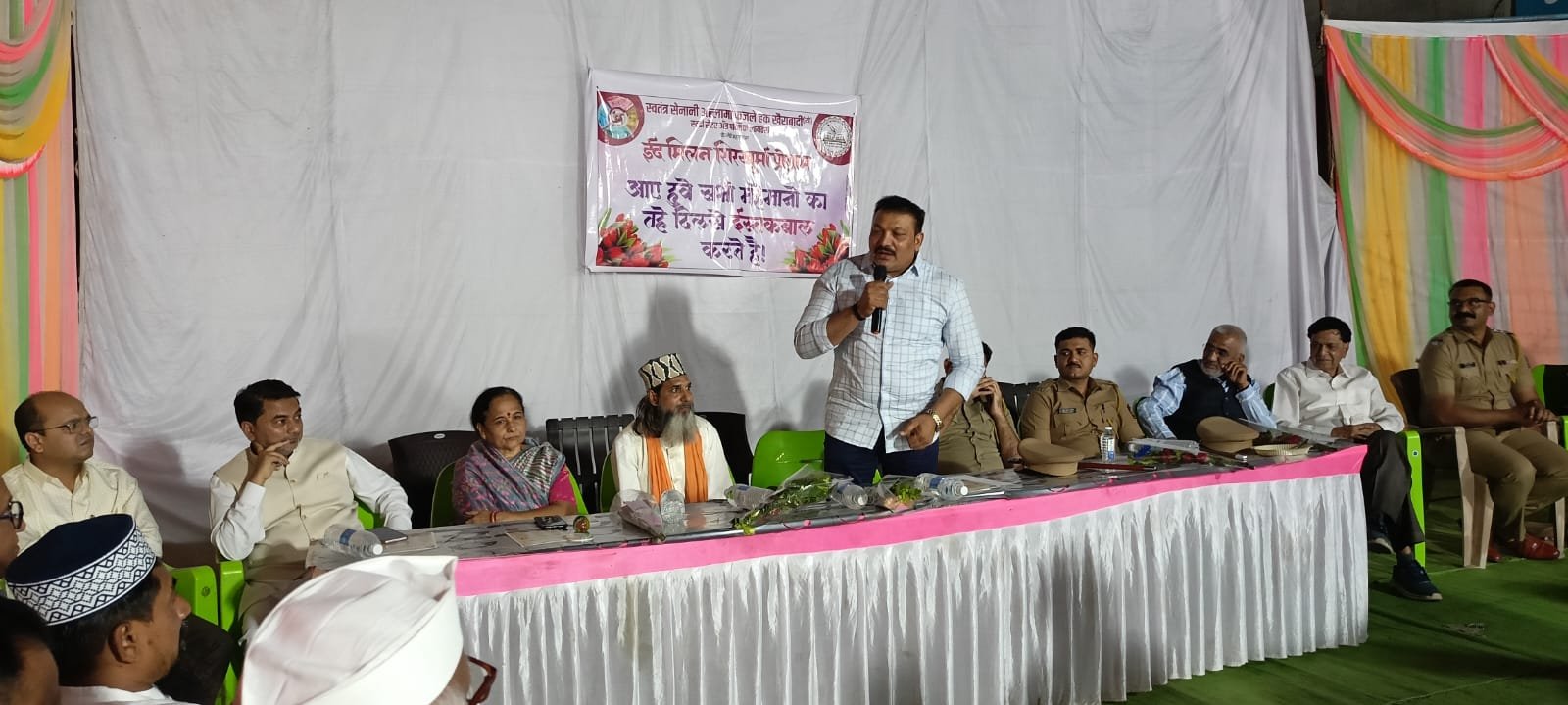 खाकी रंगात सारे रंग सामावून घेण्याची क्षमता -डिवाएसपी विनायकराव कोते  अमळनेर मध्ये राष्ट्रीय एकात्मता अंतर्गत ईद मिलन