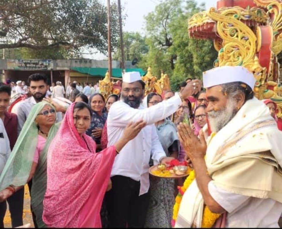 राष्ट्रीय कथा वाचक परमपूज्य पंडित प्रदीप जी मिश्रा यांची युवा कीर्तनकार ह.भ.प.ज्ञानेश्वर महाराज माळी यानी घेतली भेट घेऊन ग्रंथराज ज्ञानेश्वरी भेट देऊन पंडित मिश्राजींचा केला सन्मान